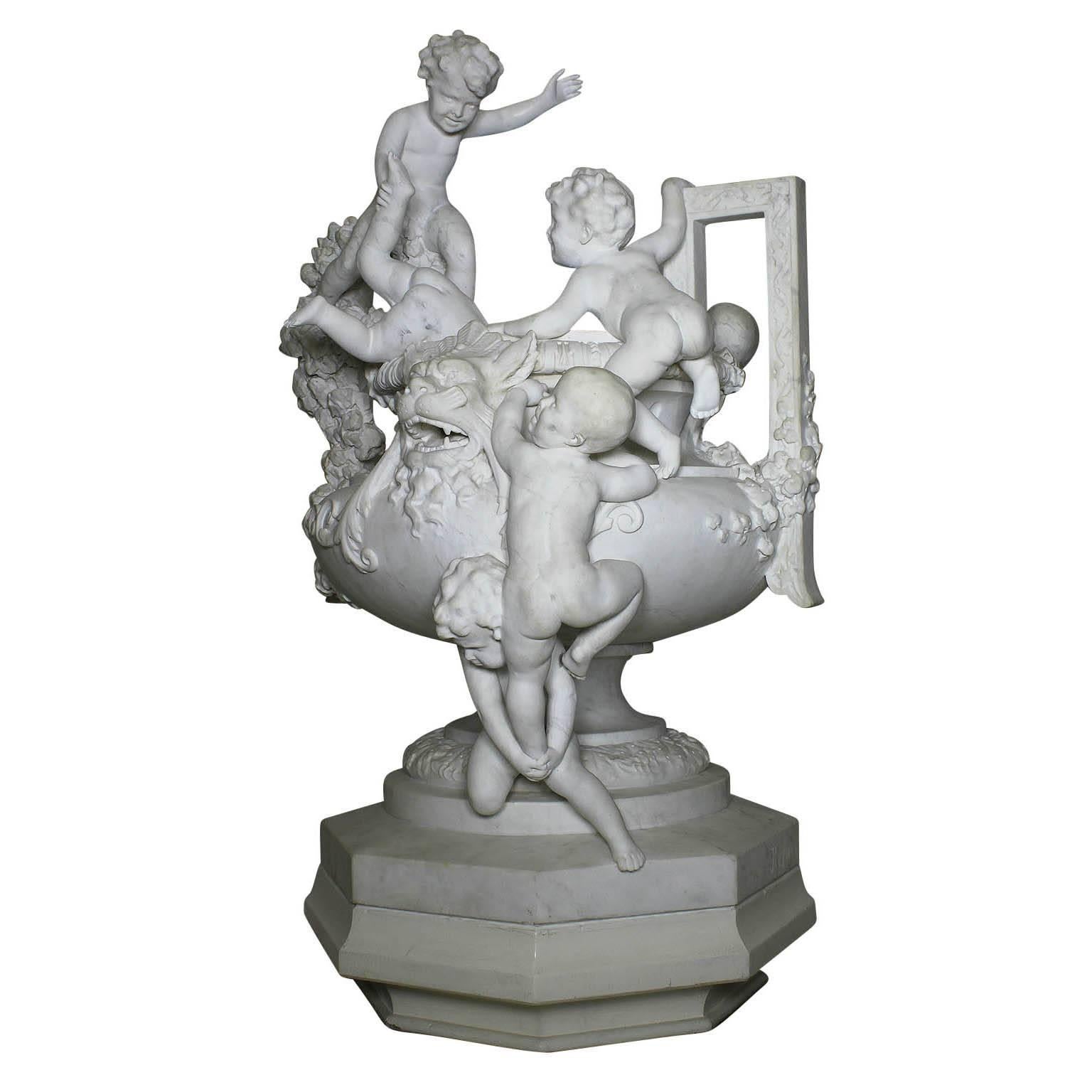 Un très beau grand, rare et charmant, français, 19ème siècle. Fontaine à urne fantaisiste en marbre blanc sculpté de la Belle Époque, représentant des enfants grimpant sur une urne avec des fleurs et des guirlandes, influencée par le style Louis XV,
