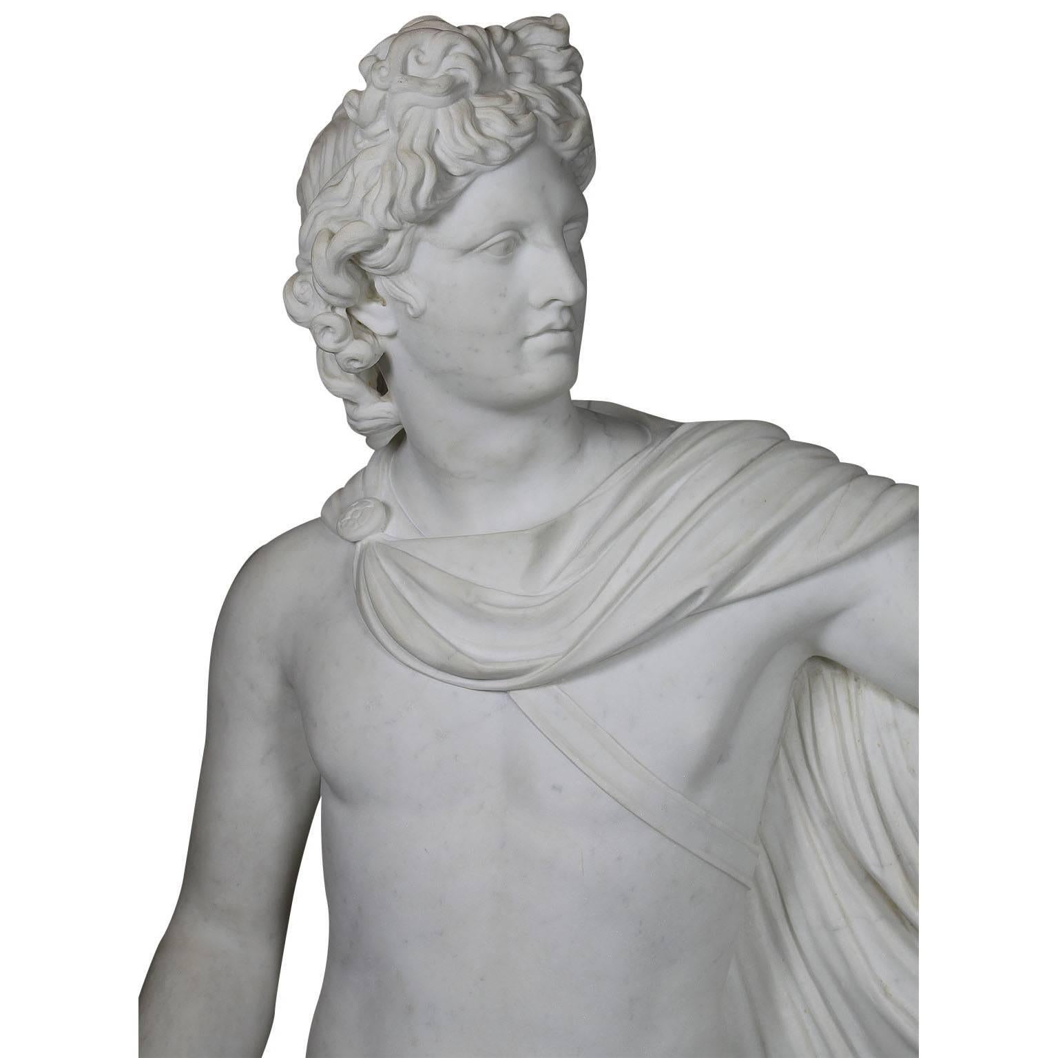 Ferdinando Vichi (italien, 1875-1945) Figure gréco-romaine en marbre blanc de Carrare de belle facture et de taille réelle représentant l'Apollon du Belvedere. D'après l'original, aujourd'hui conservé au musée du Vatican, l'Apollon du Belvedere a