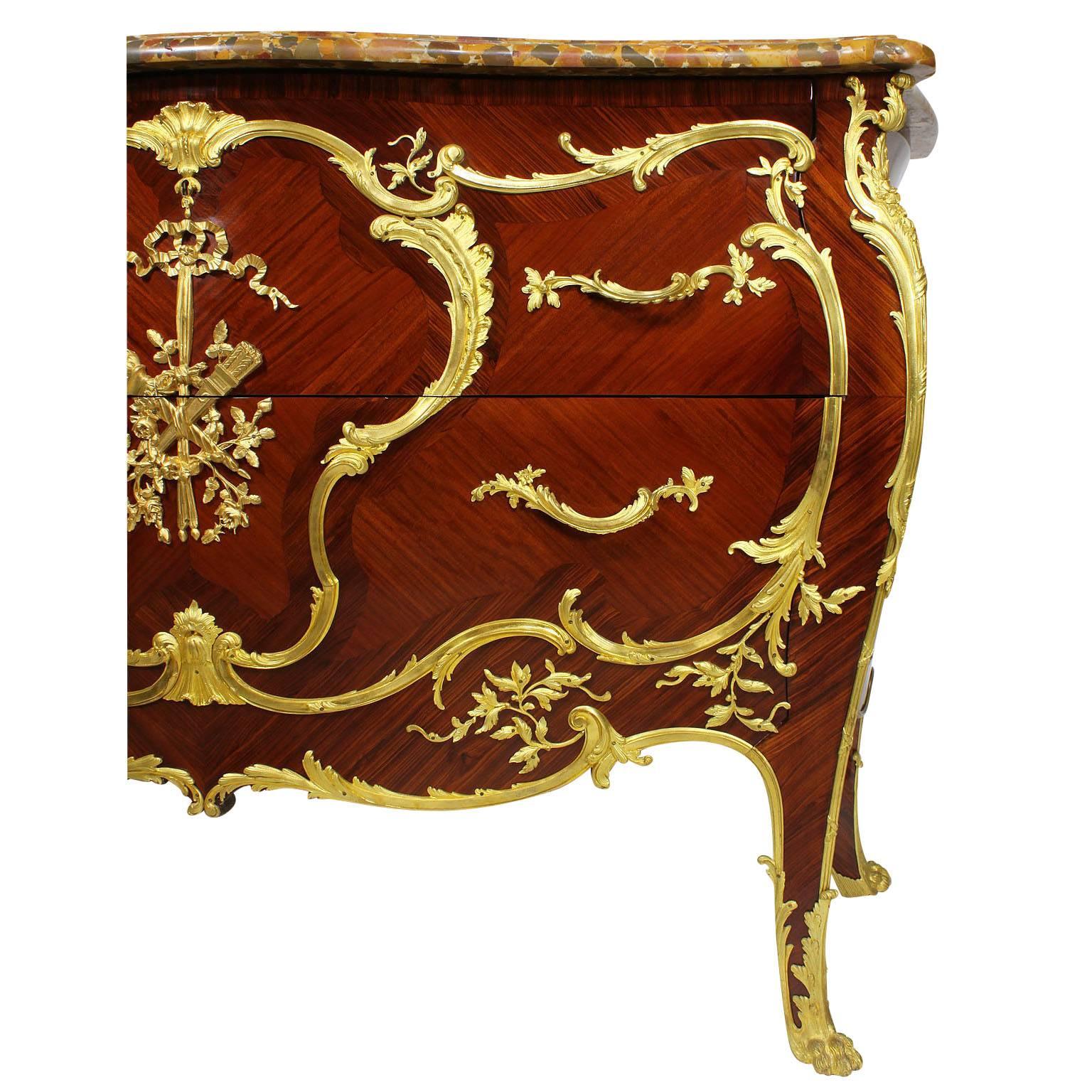 Kommode im Louis-XV-Stil des 19. und 20. Jahrhunderts mit Goldbronze-Montierung (Belle Époque) im Angebot