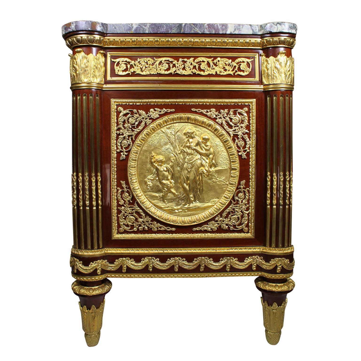 Début du 20ème siècle Commode française de style Louis XVI du 19e-20e siècle en acajou et ornementation de bronze doré en vente