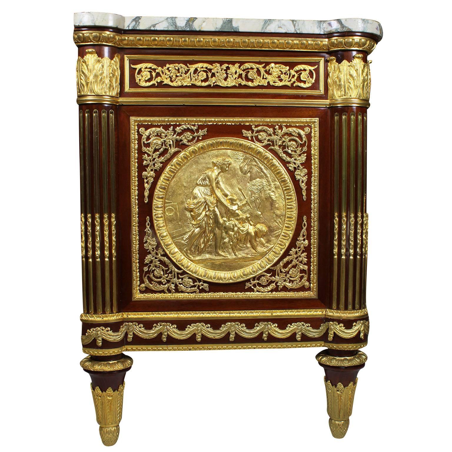 Commode française de style Louis XVI du 19e-20e siècle en acajou et ornementation de bronze doré Bon état - En vente à Los Angeles, CA