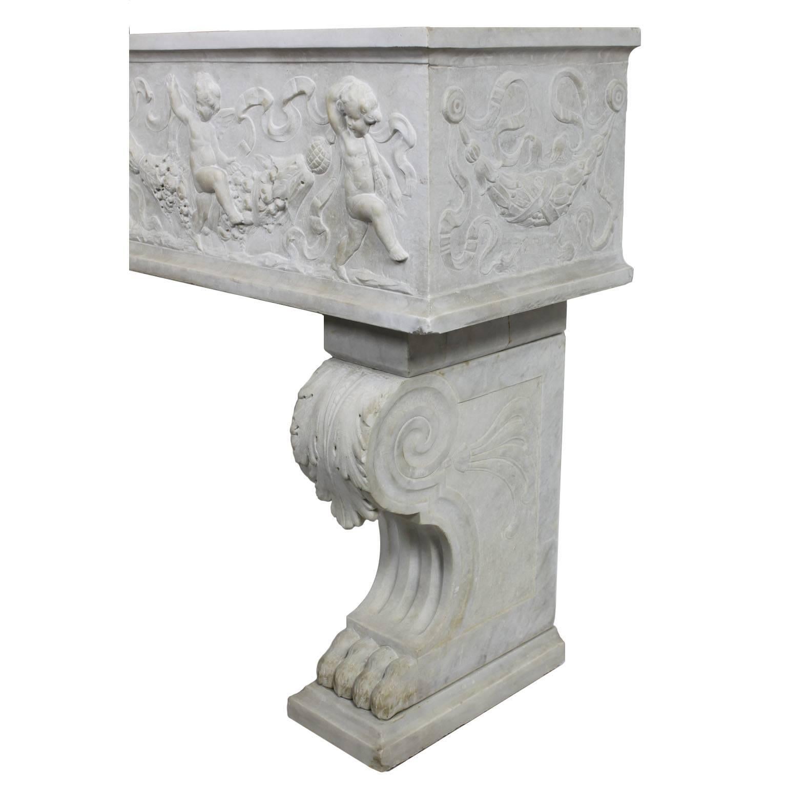 Sculpté à la main Jardinière française du 19ème siècle en marbre sculpté de style rococo fantaisiste avec chérubins en vente