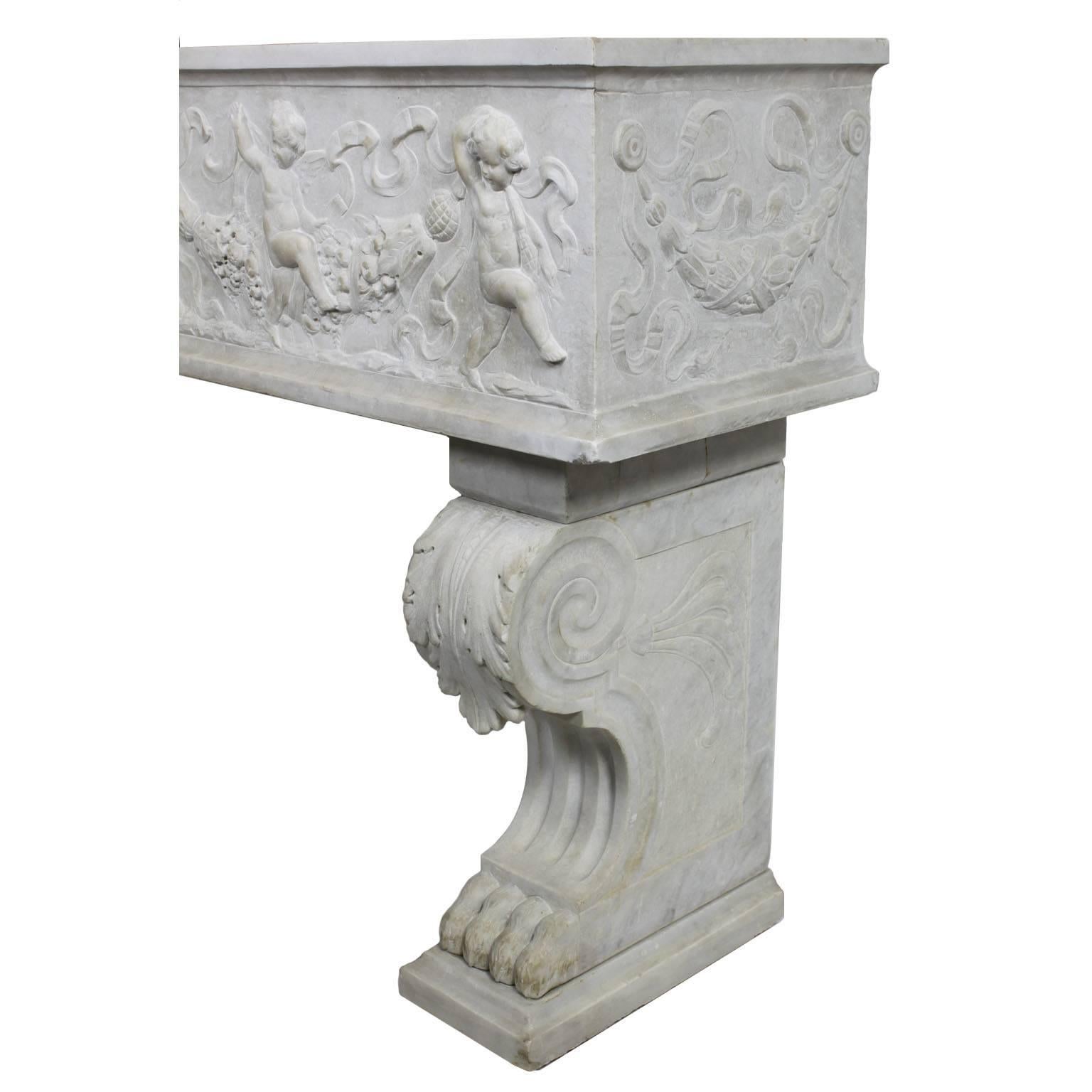 Siglo XIX Francés, Caprichoso Macetero de Mármol Tallado de Estilo Rococo con Querubines en Bueno estado para la venta en Los Angeles, CA