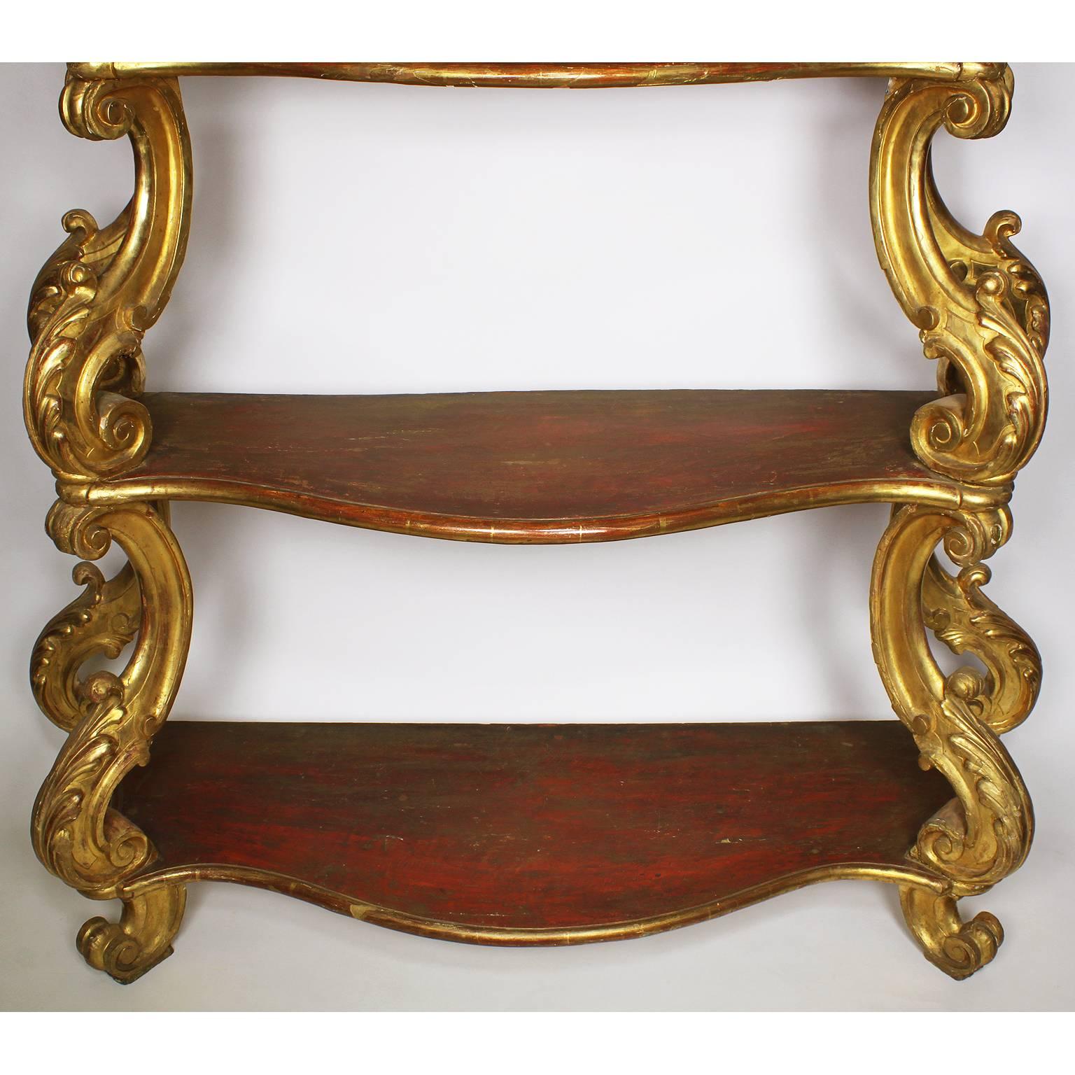 Étagère vénitienne du XVIIIe siècle, style Renaissance, en bois doré sculpté et à étagères Bon état - En vente à Los Angeles, CA