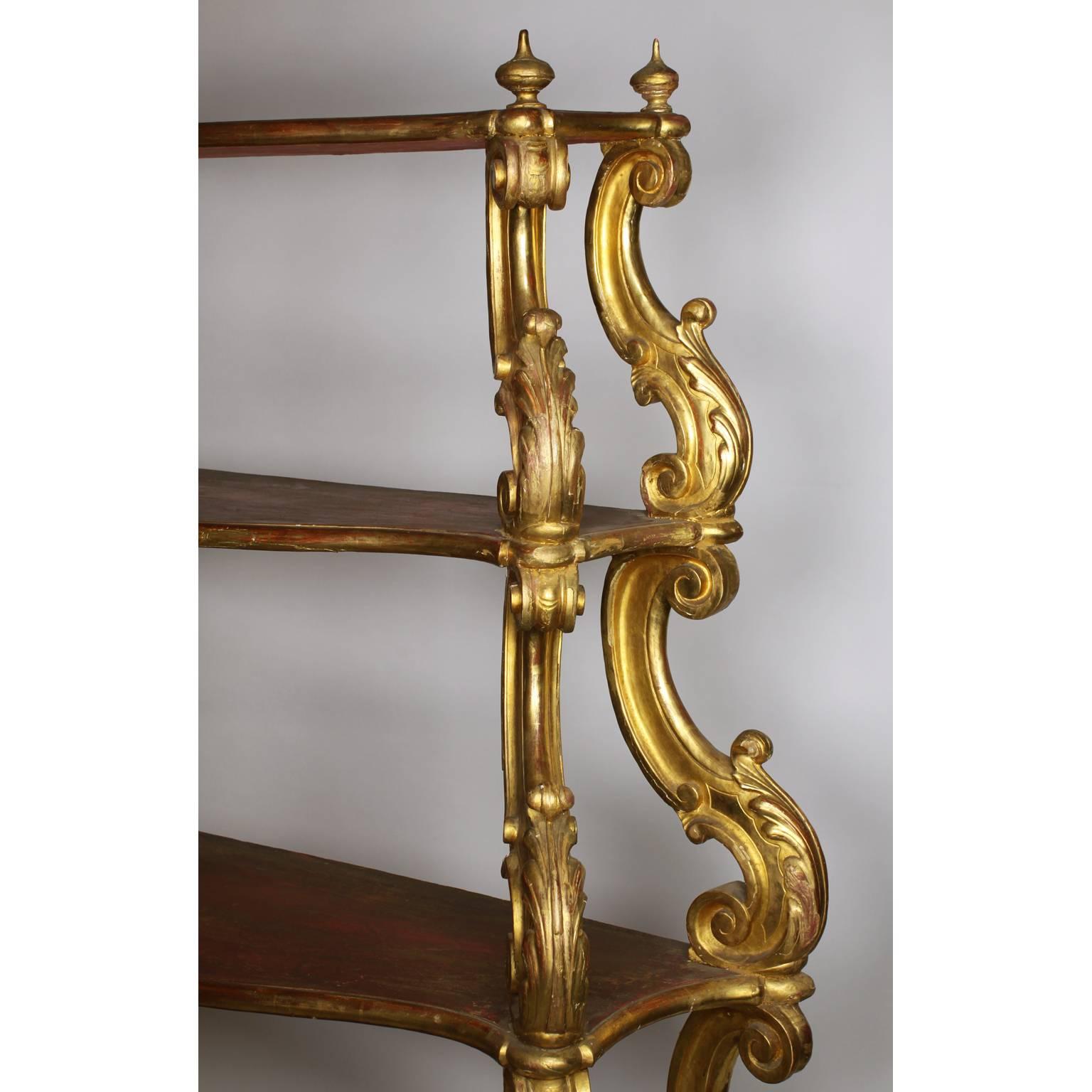Doré Étagère vénitienne du XVIIIe siècle, style Renaissance, en bois doré sculpté et à étagères en vente