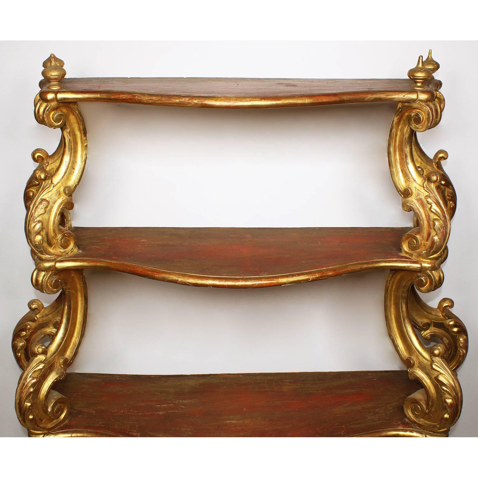 italien Étagère vénitienne du XVIIIe siècle, style Renaissance, en bois doré sculpté et à étagères en vente