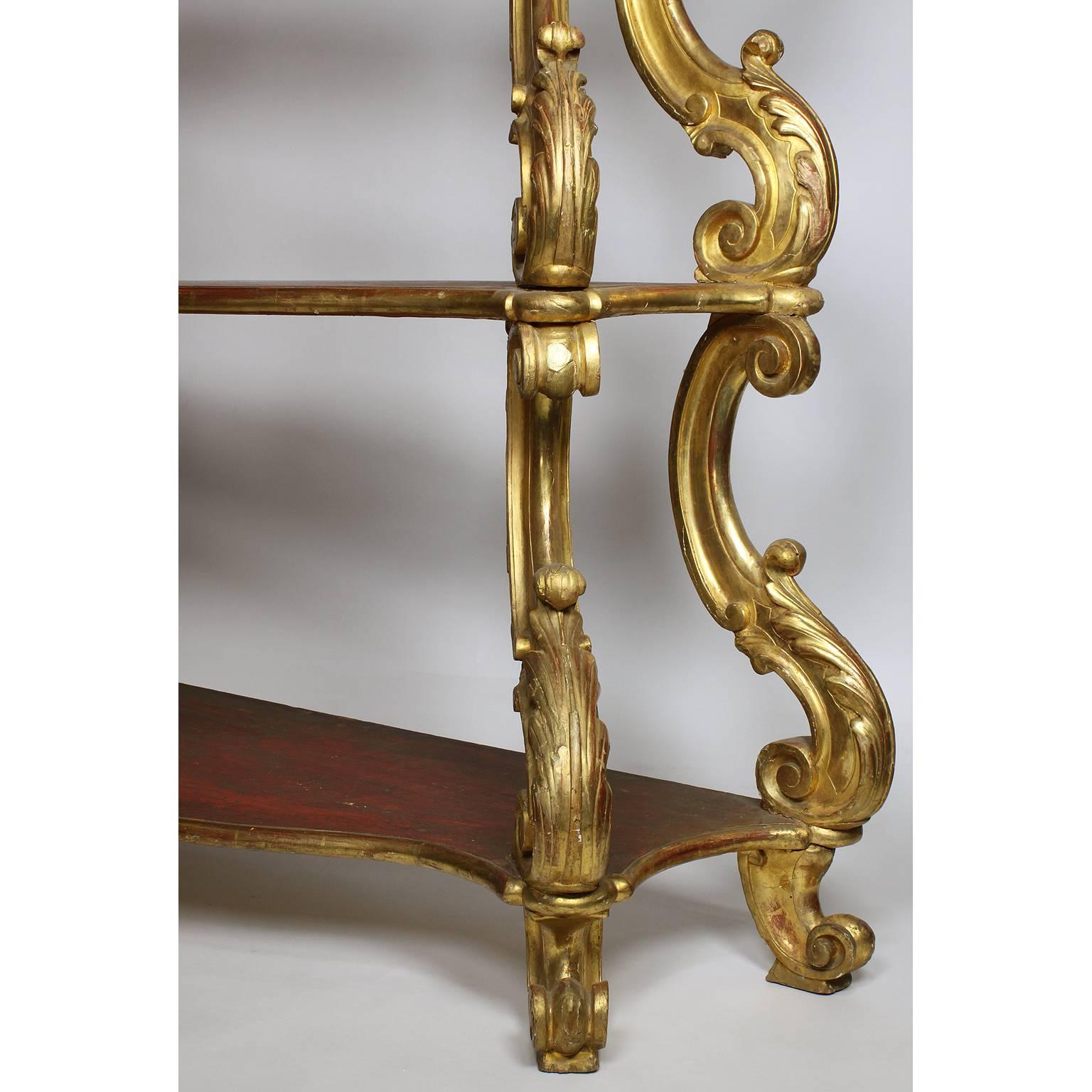 Bois Étagère vénitienne du XVIIIe siècle, style Renaissance, en bois doré sculpté et à étagères en vente