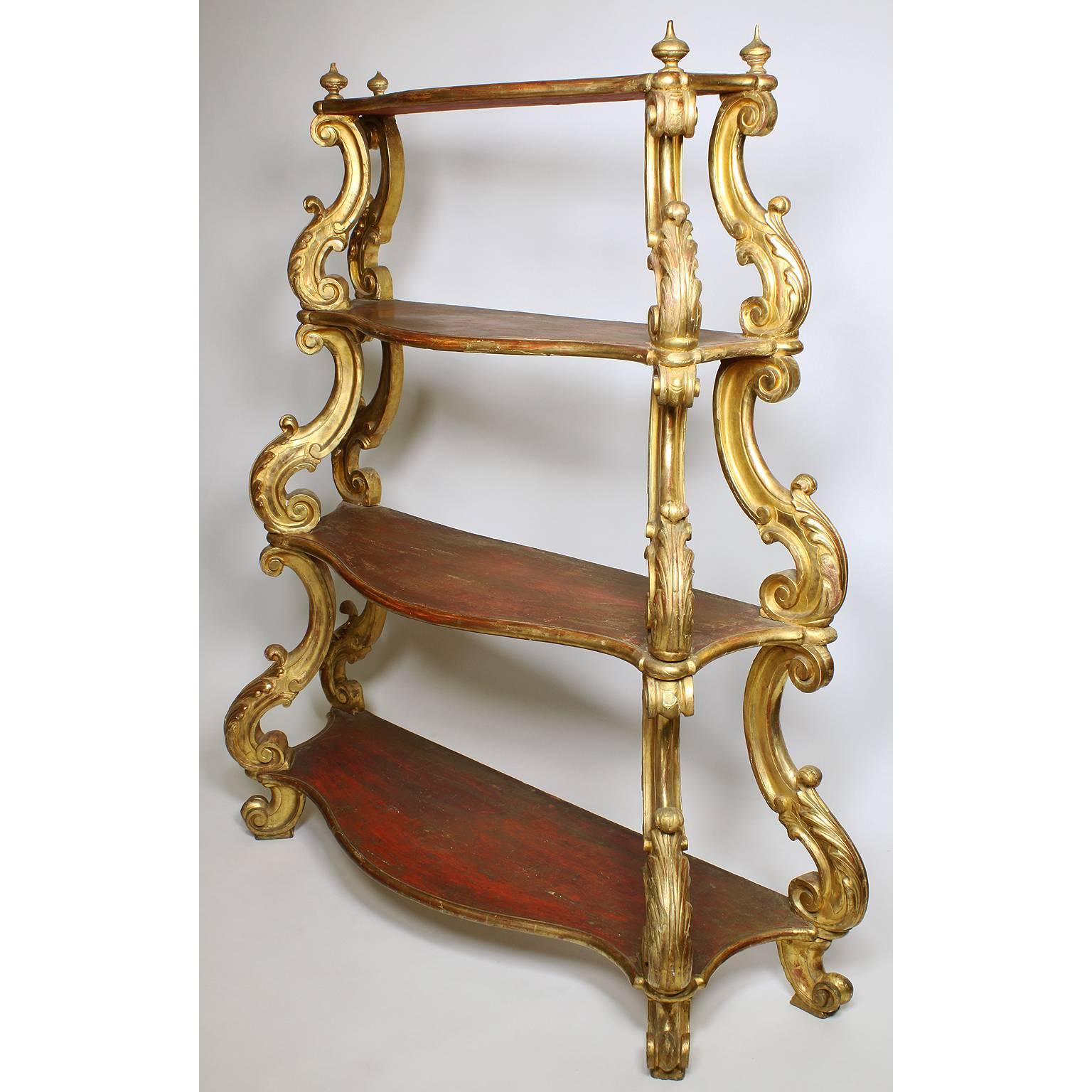 Rare étagère ou présentoir vénitien italien du XVIIIe siècle, de style Renaissance, à quatre étagères en bois sculpté et doré. Les étagères à façade arquée, chacune surmontée de supports sculptés en forme de 