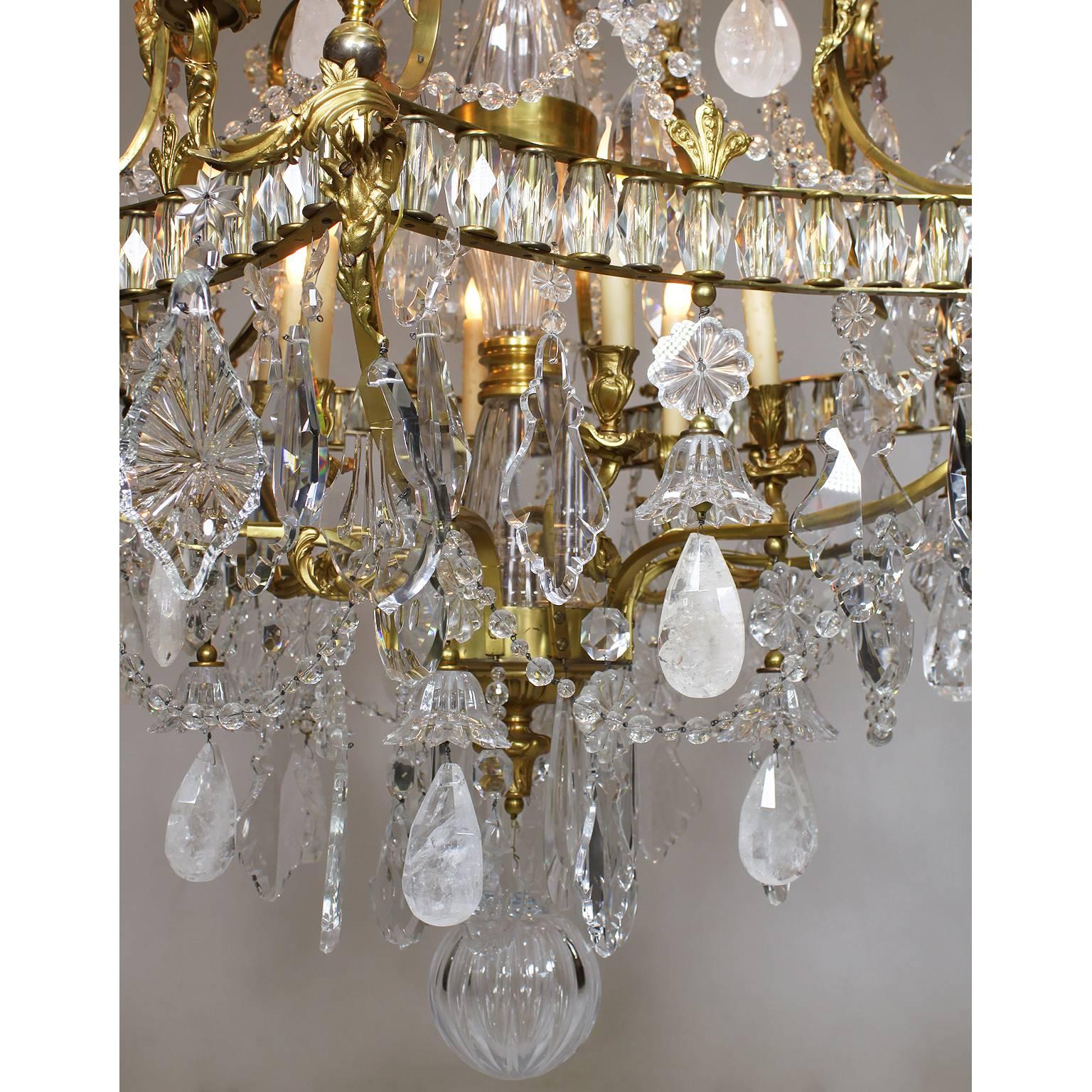 Intagliato Raffinato lampadario francese in stile Luigi XV in bronzo dorato e cristallo di rocca, XX secolo in vendita