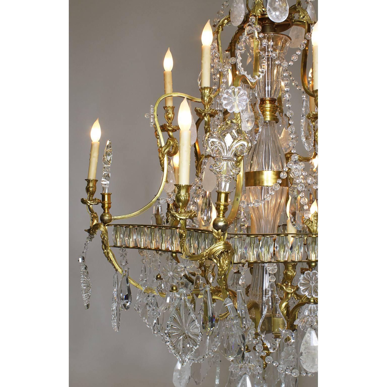 Bronzo Raffinato lampadario francese in stile Luigi XV in bronzo dorato e cristallo di rocca, XX secolo in vendita