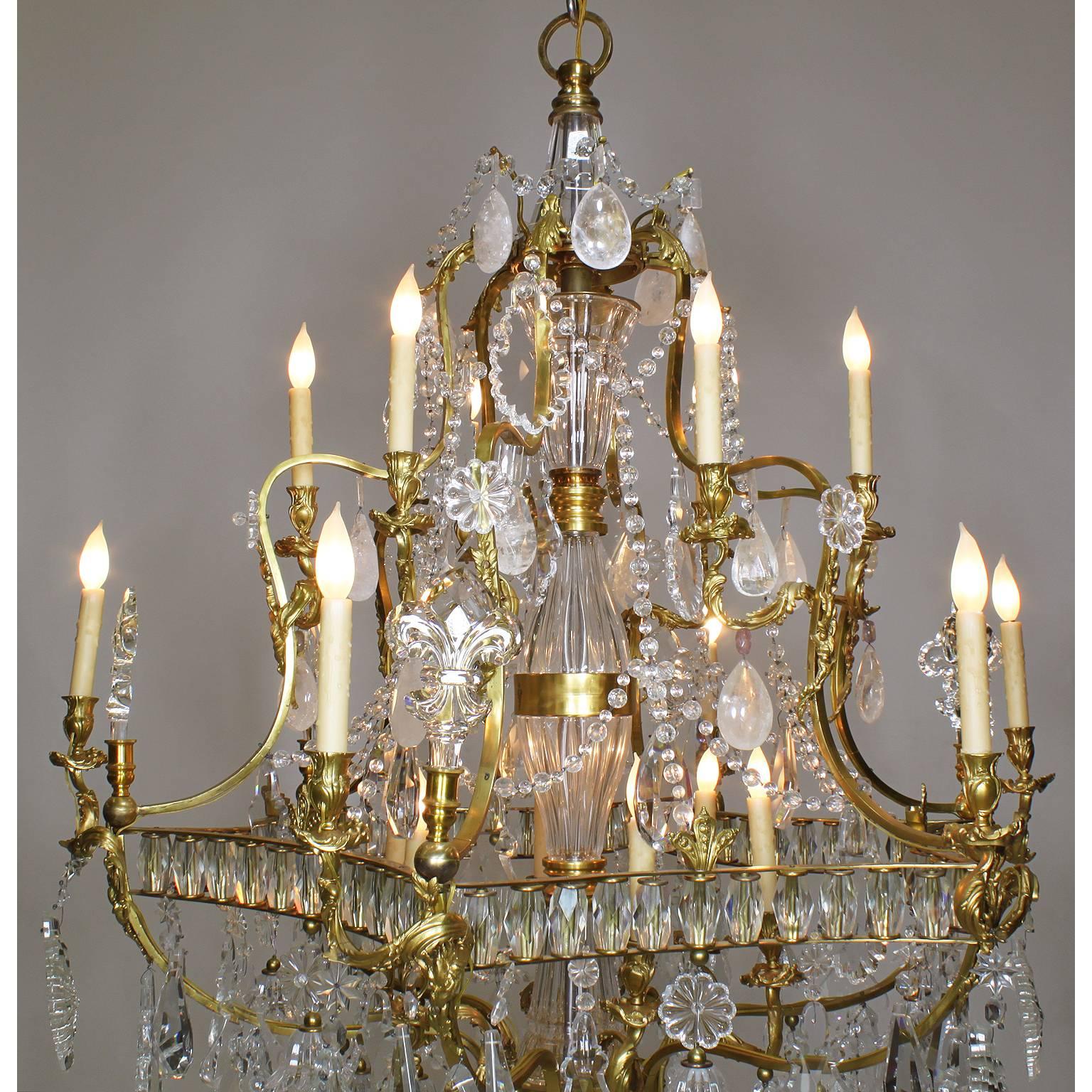 Raffinato lampadario francese in stile Luigi XV in bronzo dorato e cristallo di rocca, XX secolo in vendita 1