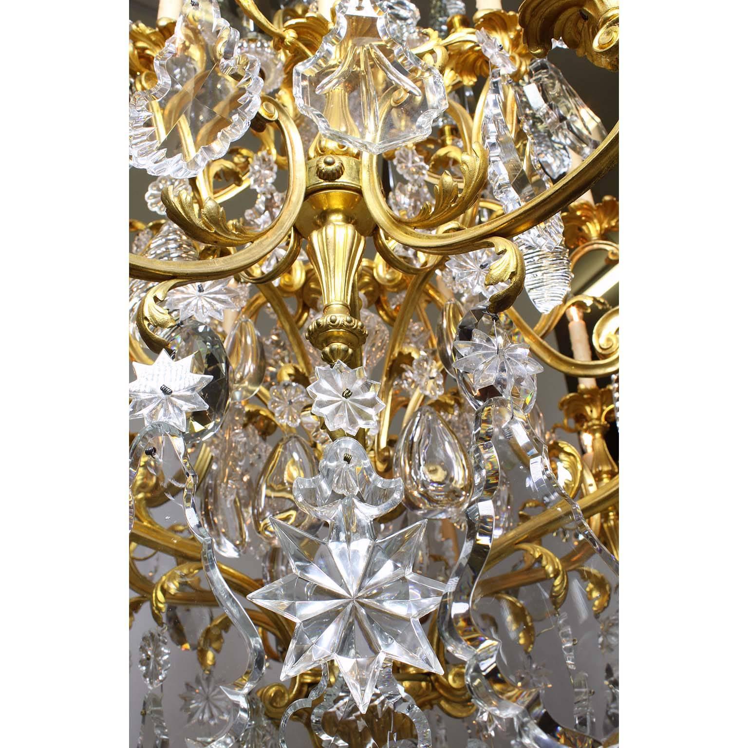 Französischer Kronleuchter aus vergoldeter Bronze und Kristall im Louis-XV-Stil des 19. Jahrhunderts Attr. Baccarat im Angebot 3