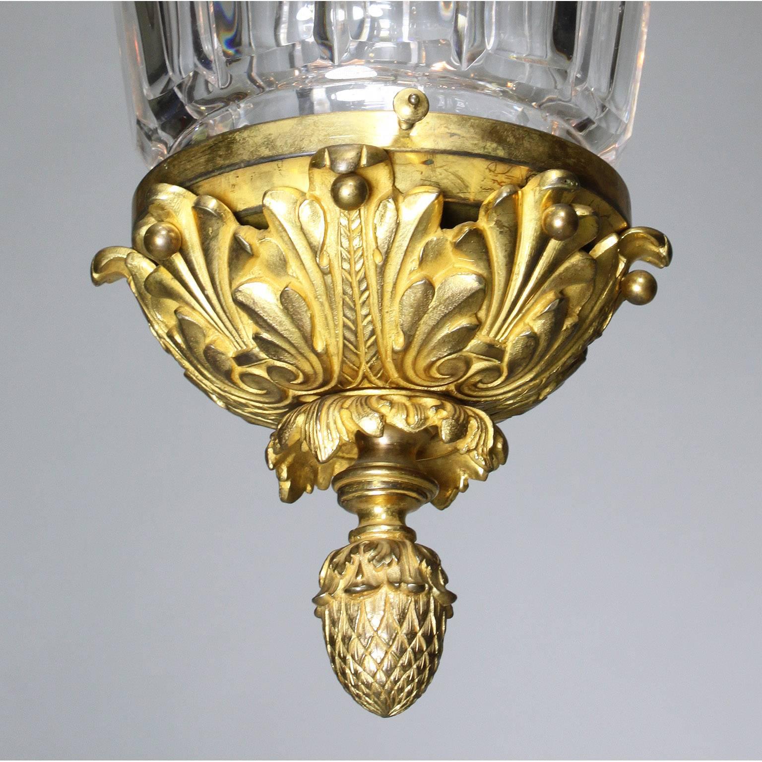 Laterne aus vergoldeter Bronze und geformtem, geschliffenem Glas im „Versailles“-Stil des 19. und 20. Jahrhunderts (Vergoldet) im Angebot