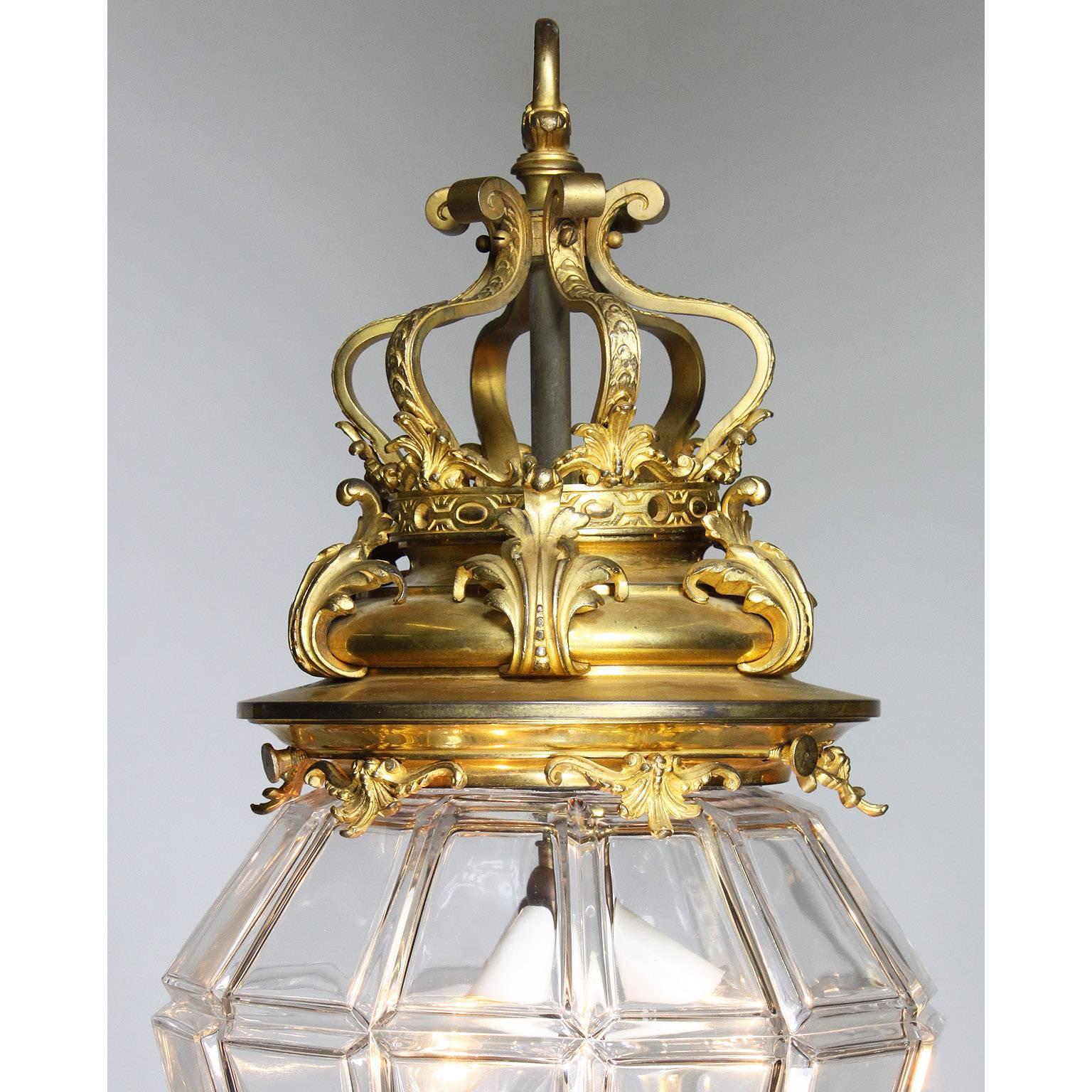Laterne aus vergoldeter Bronze und geformtem, geschliffenem Glas im „Versailles“-Stil des 19. und 20. Jahrhunderts (Louis XIV.) im Angebot