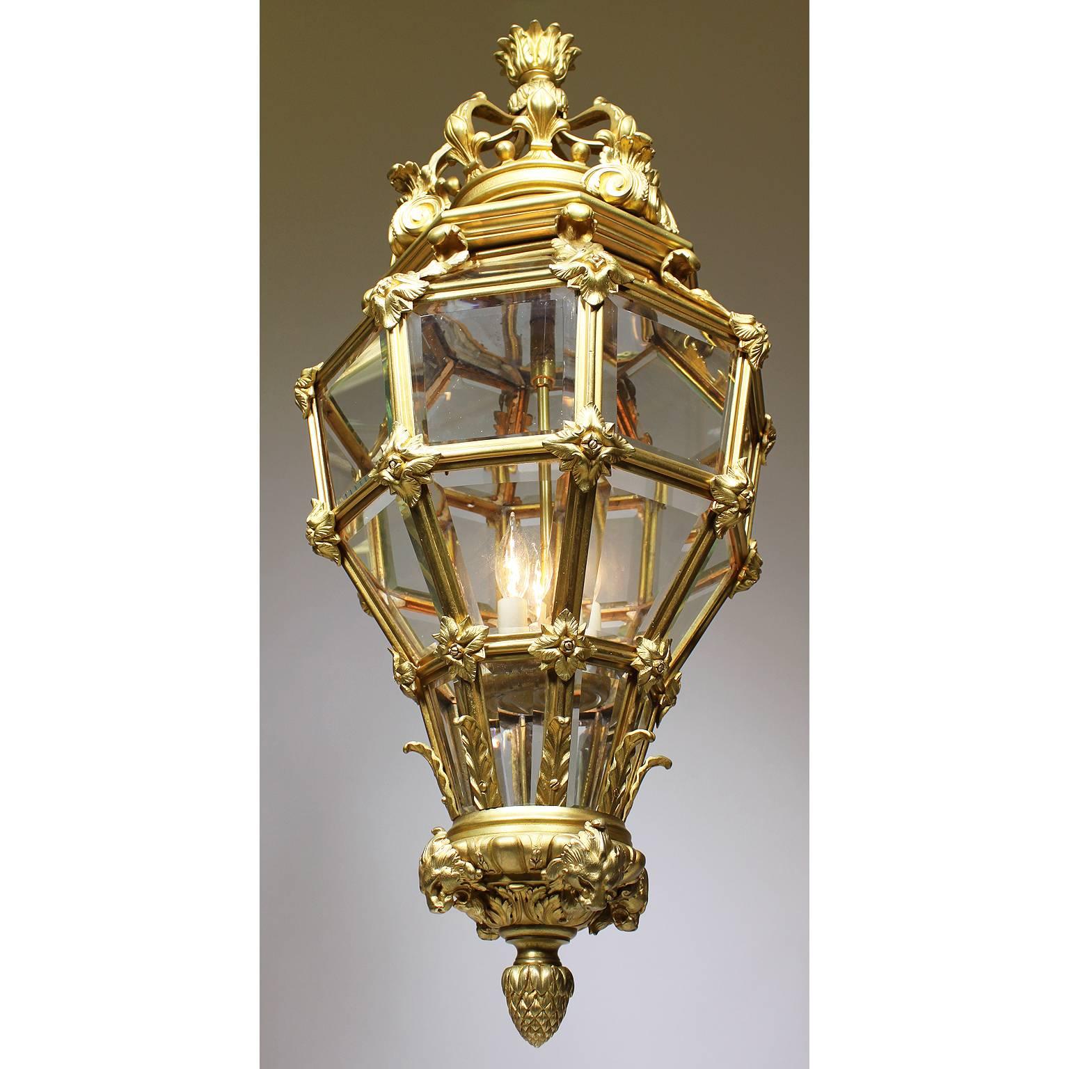 Une belle et grande lanterne de style Louis XIV du 19ème siècle en bronze doré et verre biseauté de style 