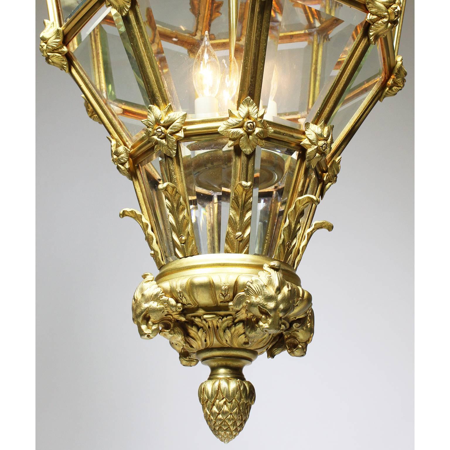 Lanterne figurative française de style Louis XIV du XIXe siècle en bronze doré « Versailles » Bon état - En vente à Los Angeles, CA