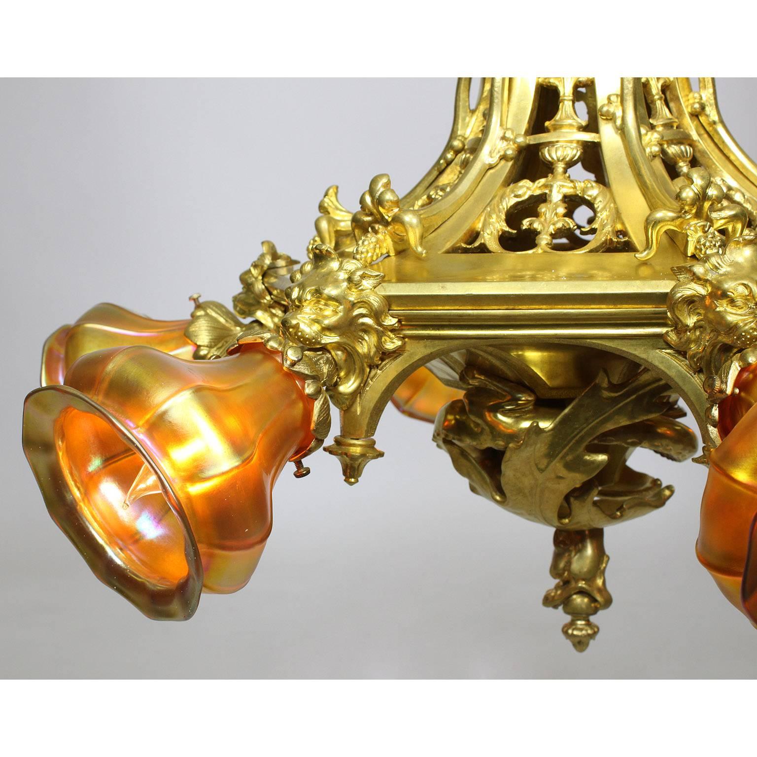 Amerikanischer „Dragon“-Kronleuchter aus vergoldeter Bronze im amerikanischen Gotik-Revival-Stil nach Tiffany im Zustand „Gut“ im Angebot in Los Angeles, CA