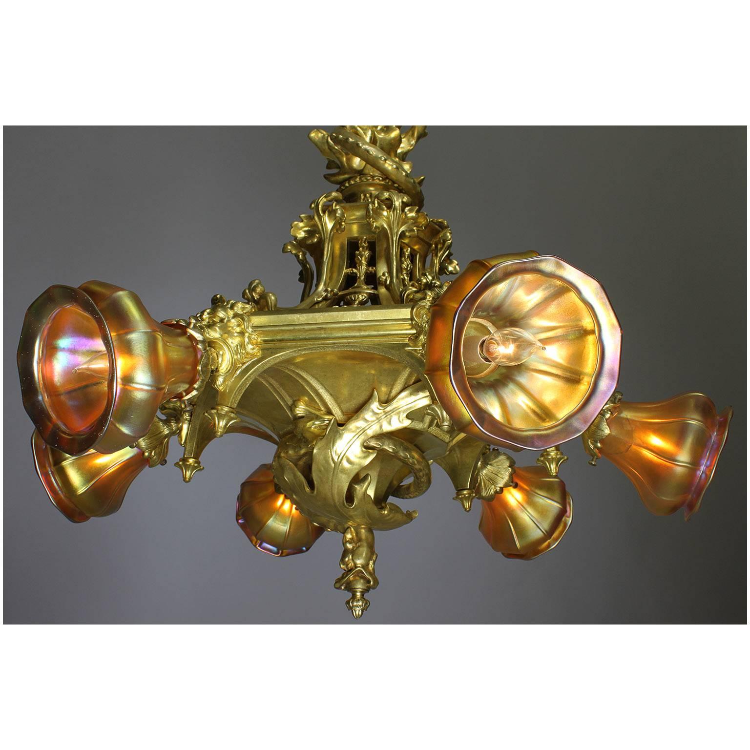 Amerikanischer „Dragon“-Kronleuchter aus vergoldeter Bronze im amerikanischen Gotik-Revival-Stil nach Tiffany (Frühes 20. Jahrhundert) im Angebot