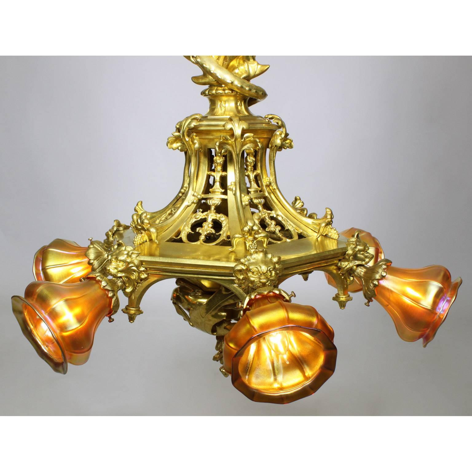 Amerikanischer „Dragon“-Kronleuchter aus vergoldeter Bronze im amerikanischen Gotik-Revival-Stil nach Tiffany (Gebrannt) im Angebot