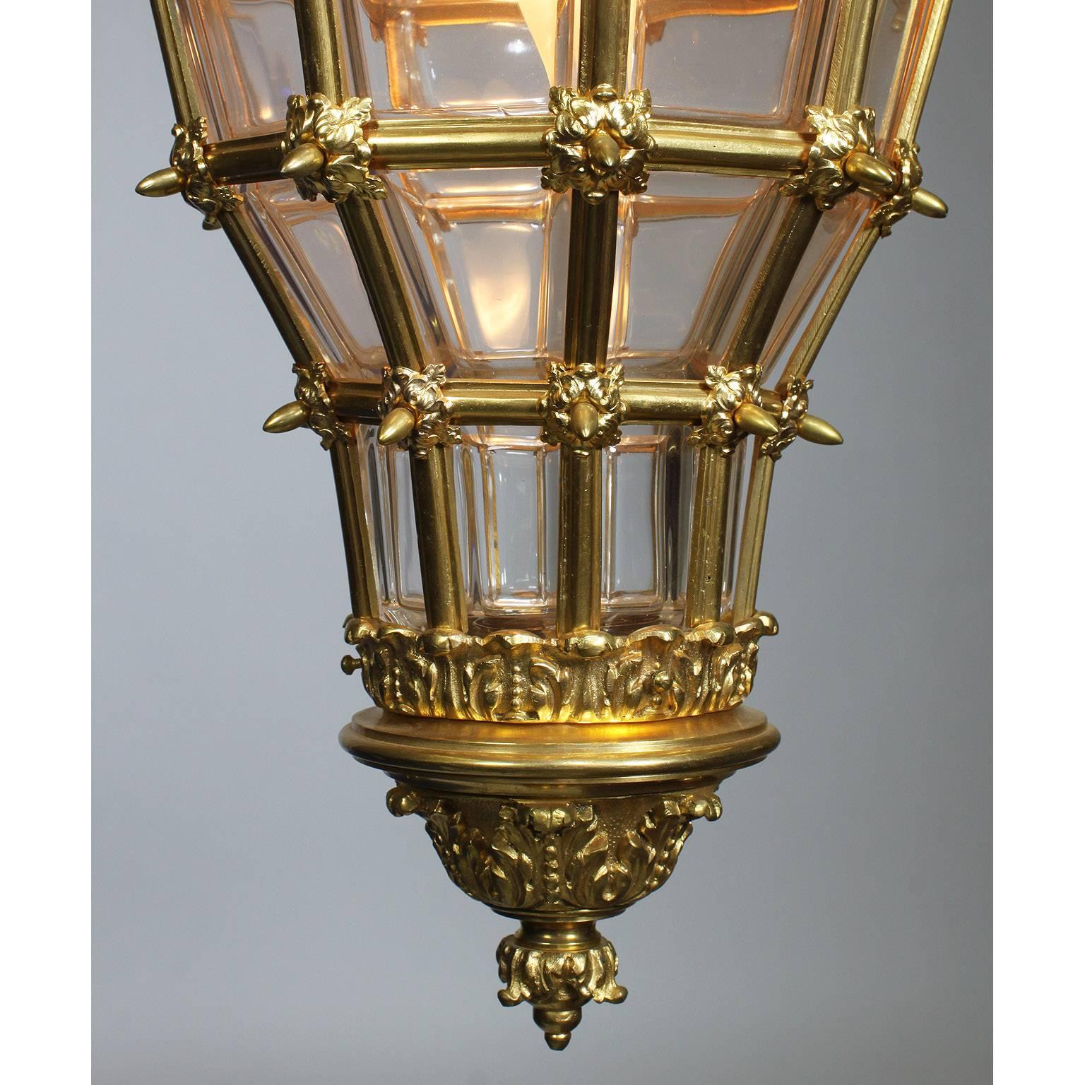 Charmante vergoldete Bronze-Laterne „Versailles“ im französischen Louis XIV.-Stil des 19. Jahrhunderts (Frühes 20. Jahrhundert) im Angebot