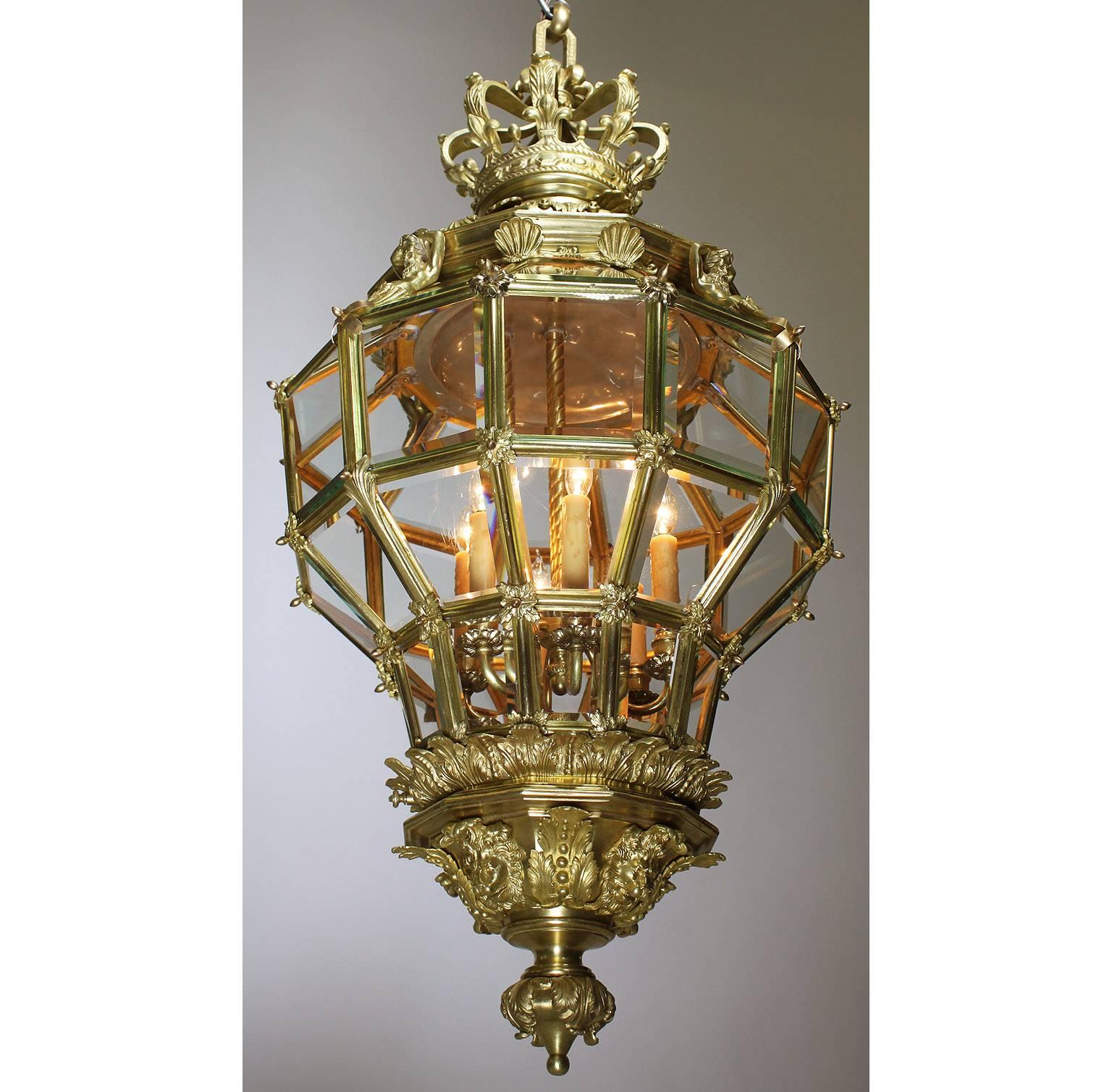Eine große und palastartige französische Hängelaterne im Stil Ludwigs XIV. des 19. Jahrhunderts aus vergoldeter Bronze und getäfeltem, abgeschrägtem Glas im Stil von 