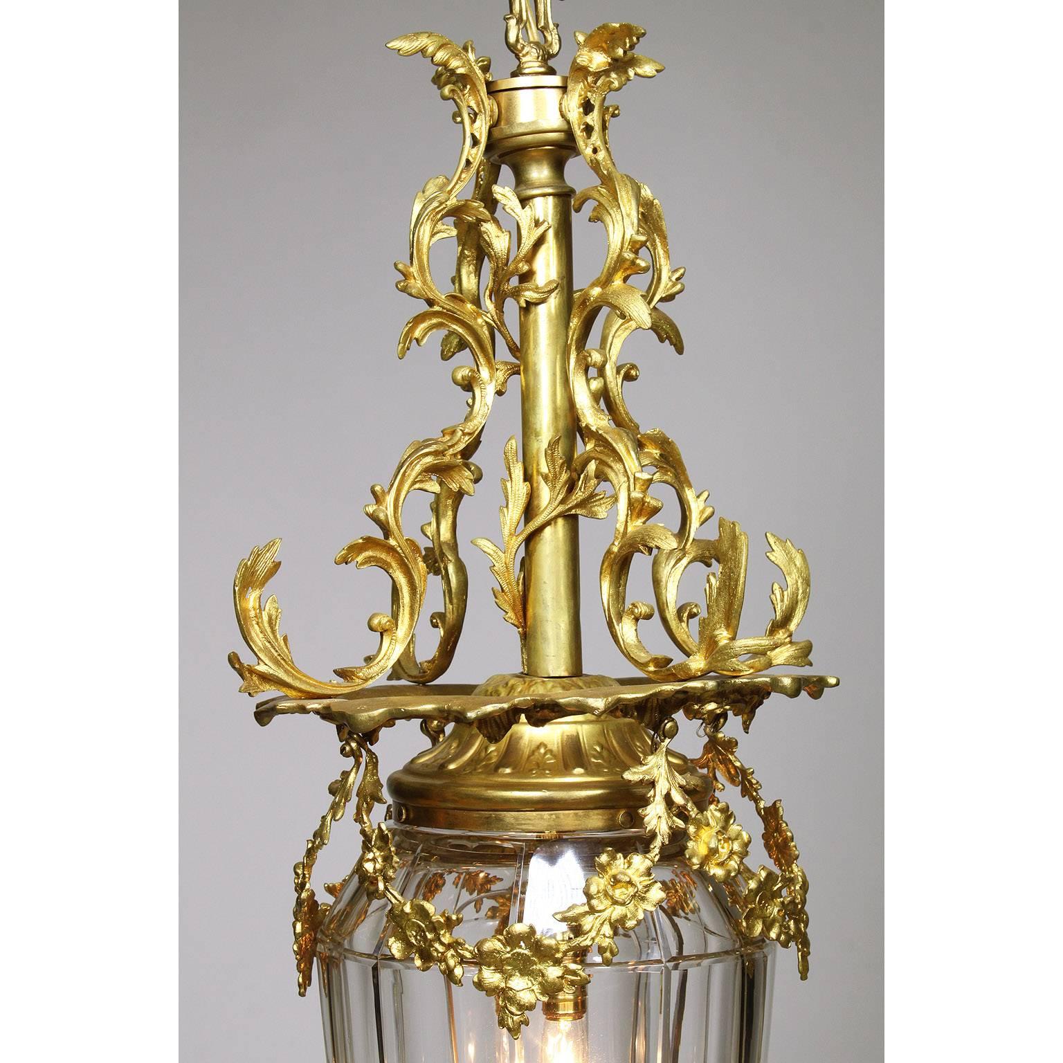 Französische Laterne aus vergoldeter Bronze und geformtem Glas im „Versailles“-Stil des 19. und 20. Jahrhunderts (Neurokoko) im Angebot