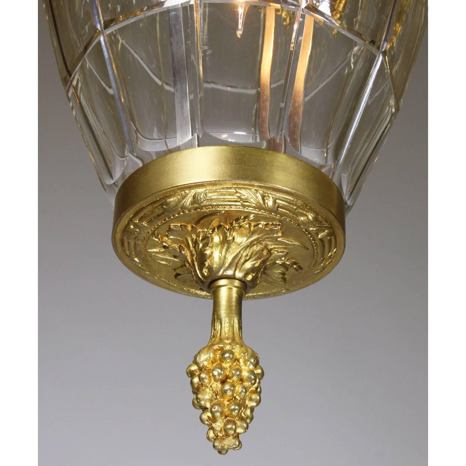 Französische Laterne aus vergoldeter Bronze und geformtem Glas im „Versailles“-Stil des 19. und 20. Jahrhunderts im Zustand „Gut“ im Angebot in Los Angeles, CA