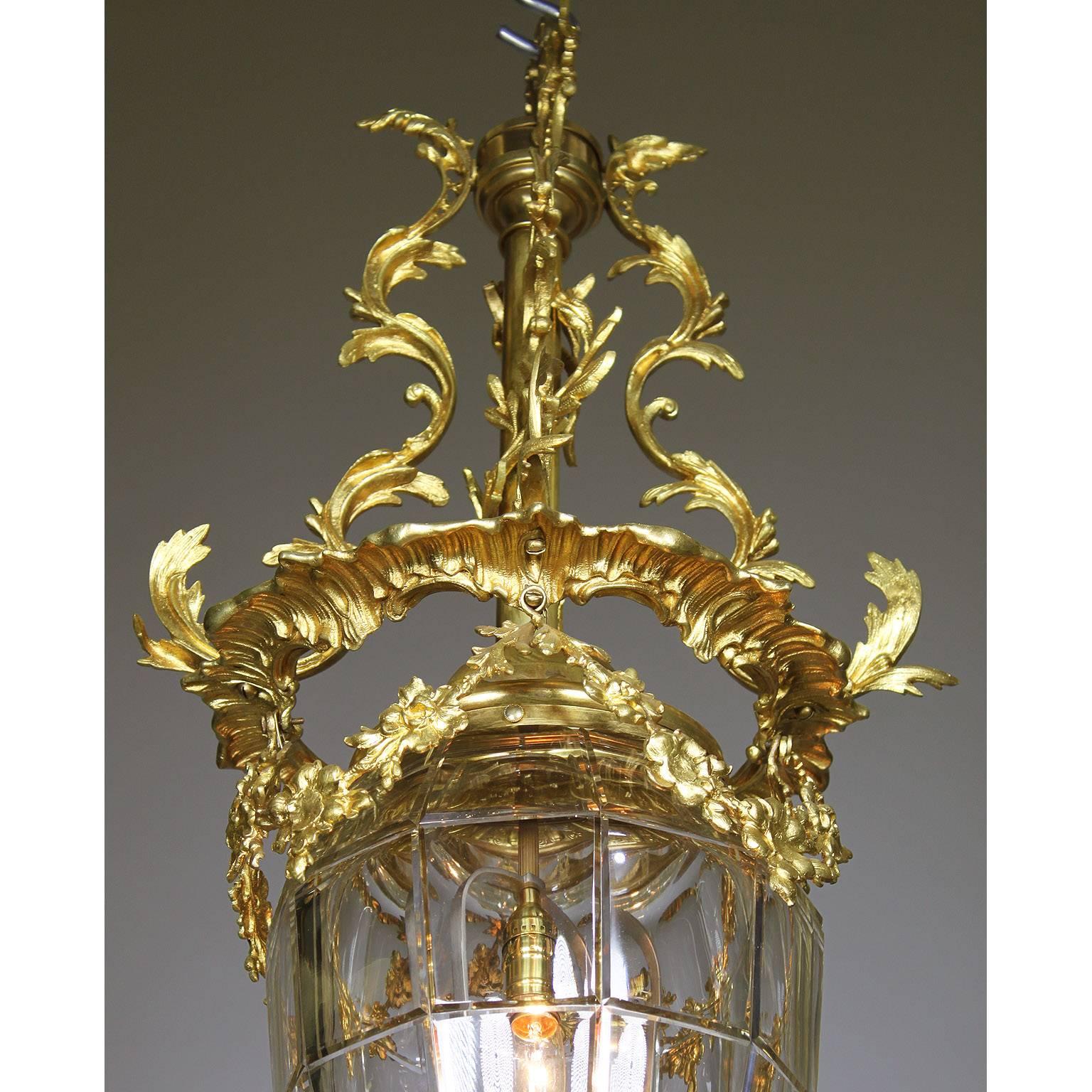 Französische Laterne aus vergoldeter Bronze und geformtem Glas im „Versailles“-Stil des 19. und 20. Jahrhunderts (Vergoldet) im Angebot