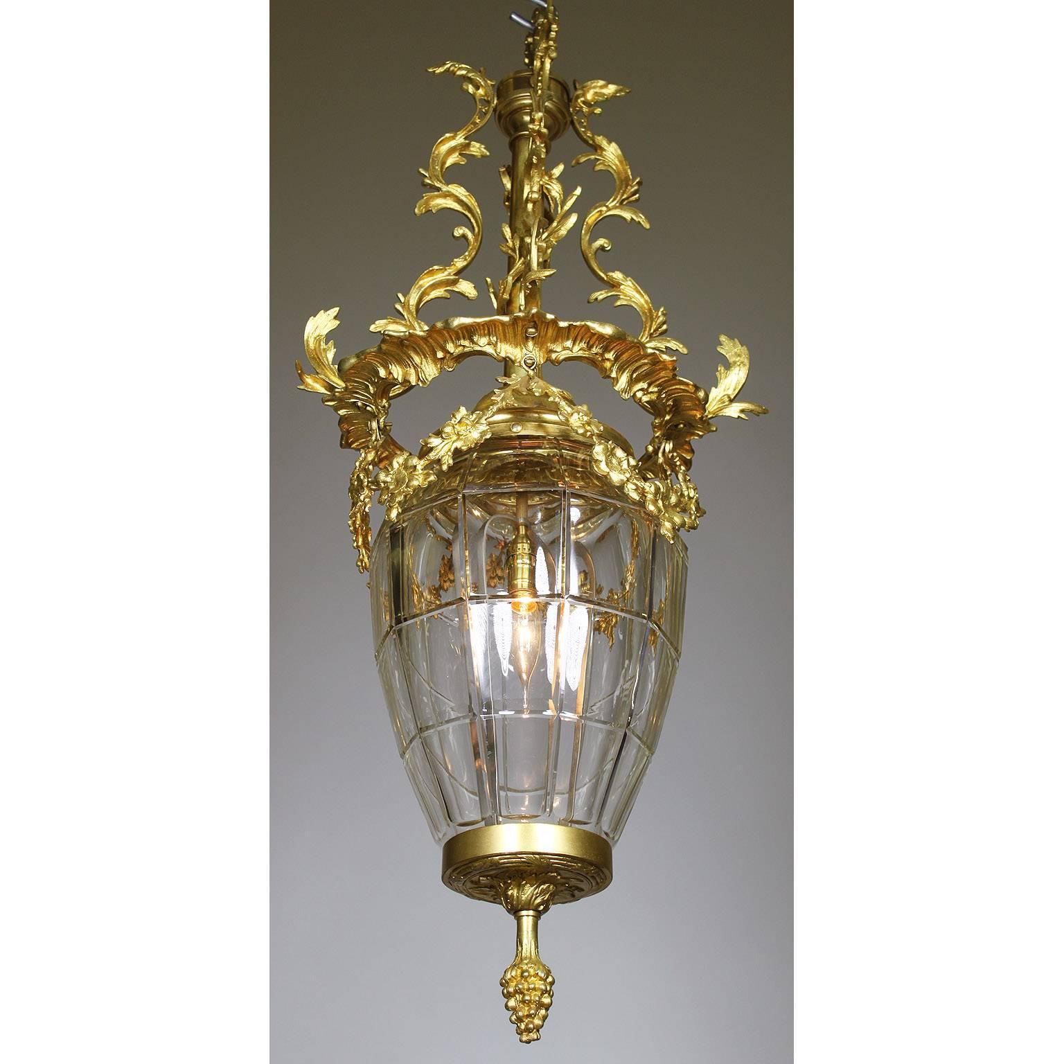Lanterne suspendue à une seule lumière, de style néo-rococo, en bronze doré et métal doré et verre moulé de style 