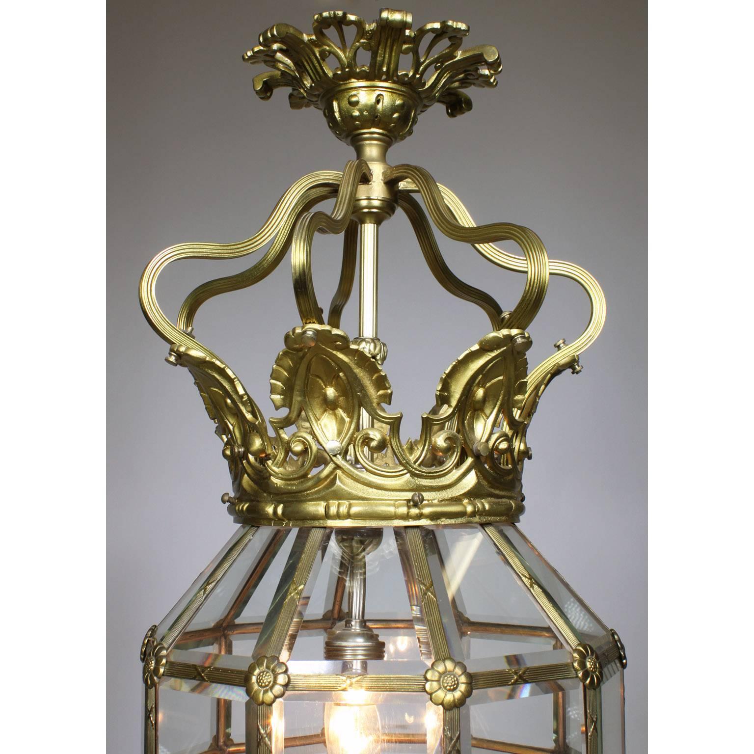 Hängeleuchte aus vergoldetem Metall und Glas im „Versailles“-Stil des frühen 20. Jahrhunderts (Louis XIV.) im Angebot
