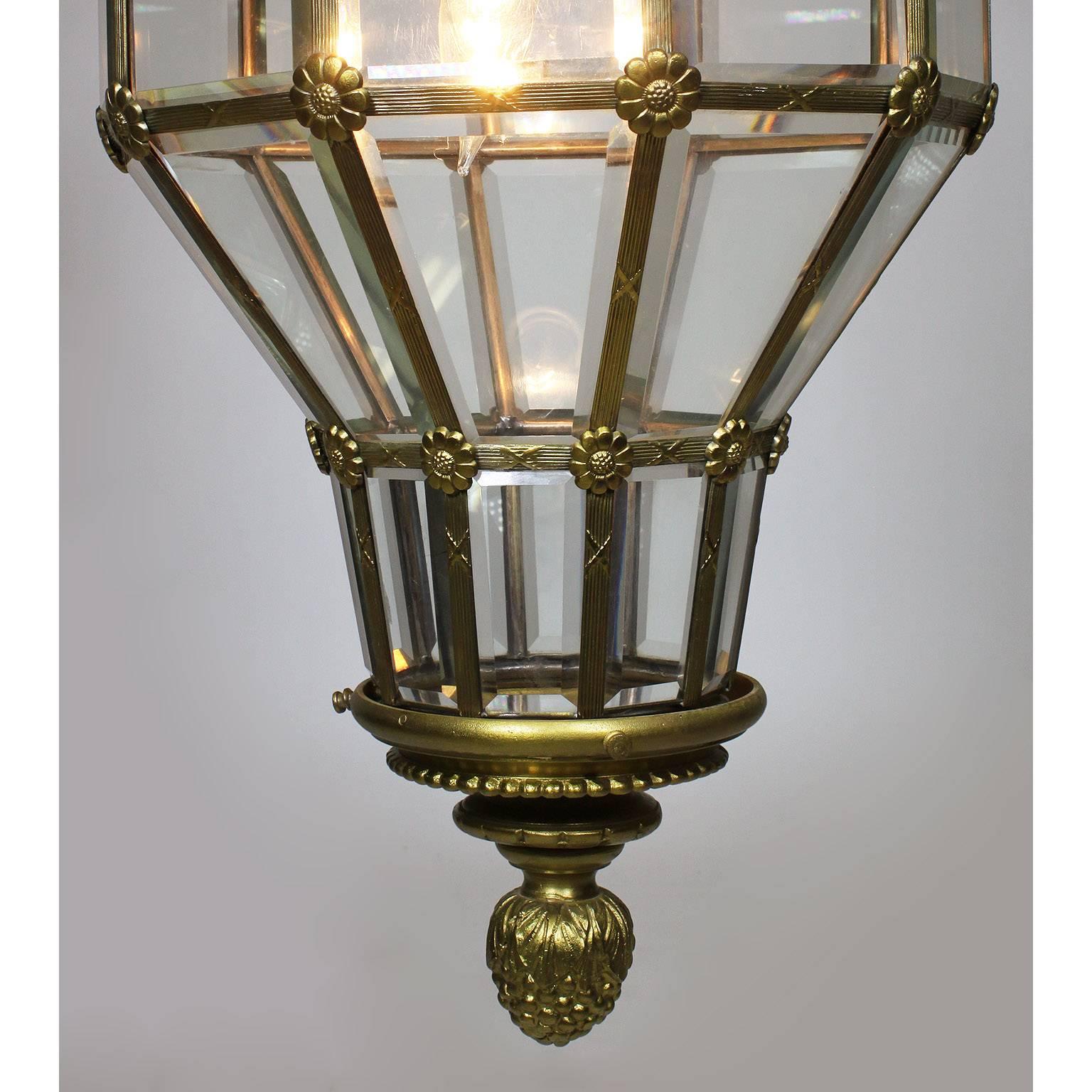Hängeleuchte aus vergoldetem Metall und Glas im „Versailles“-Stil des frühen 20. Jahrhunderts (Französisch) im Angebot