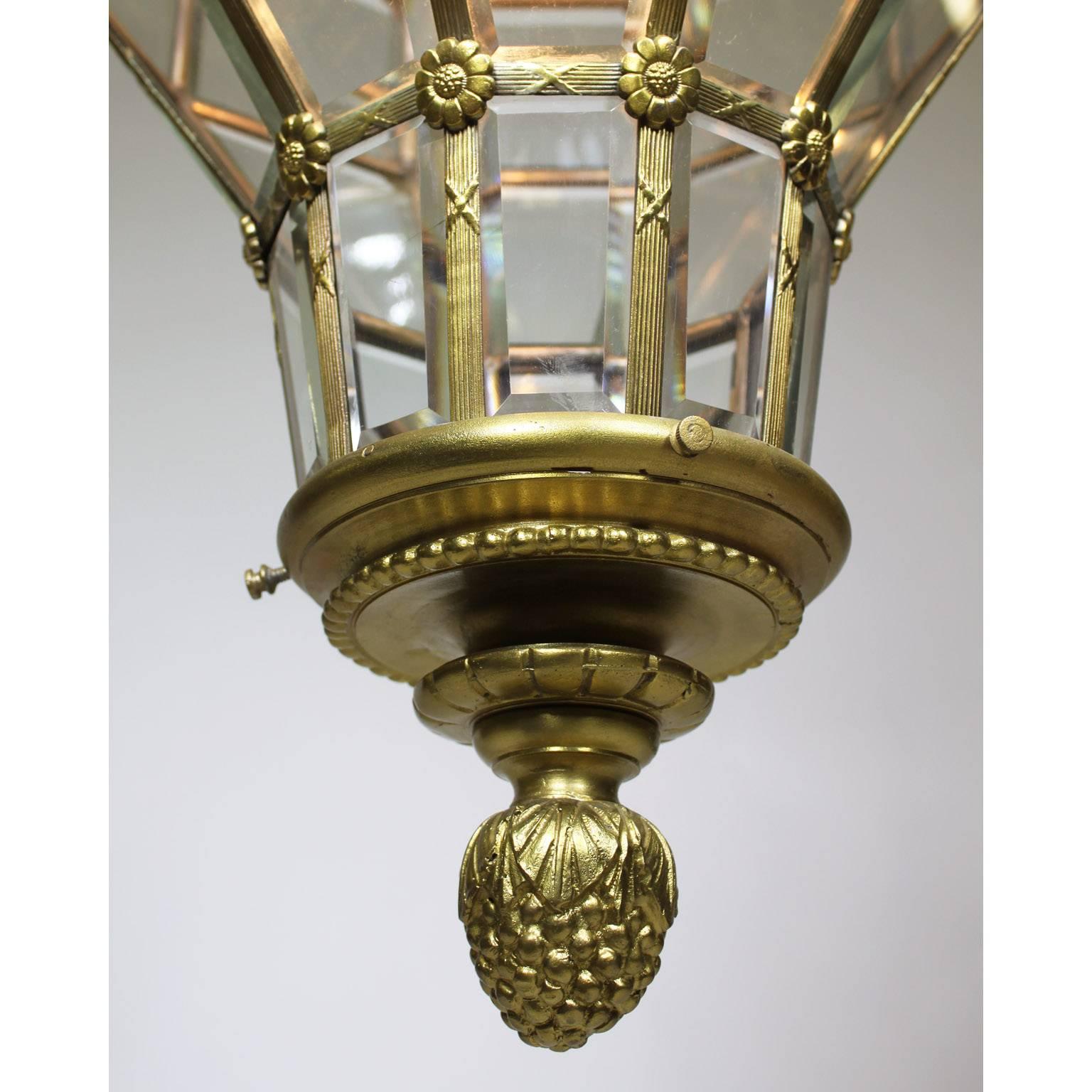 Hängeleuchte aus vergoldetem Metall und Glas im „Versailles“-Stil des frühen 20. Jahrhunderts (Vergoldet) im Angebot