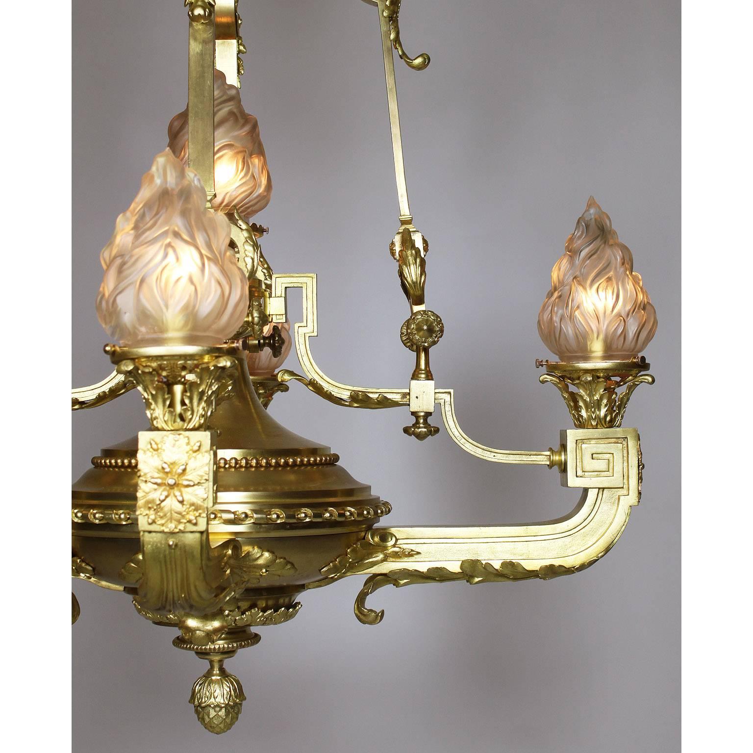 Français Lustre à cinq lumières en bronze doré de style néoclassique français du XIXe-XXe siècle en vente
