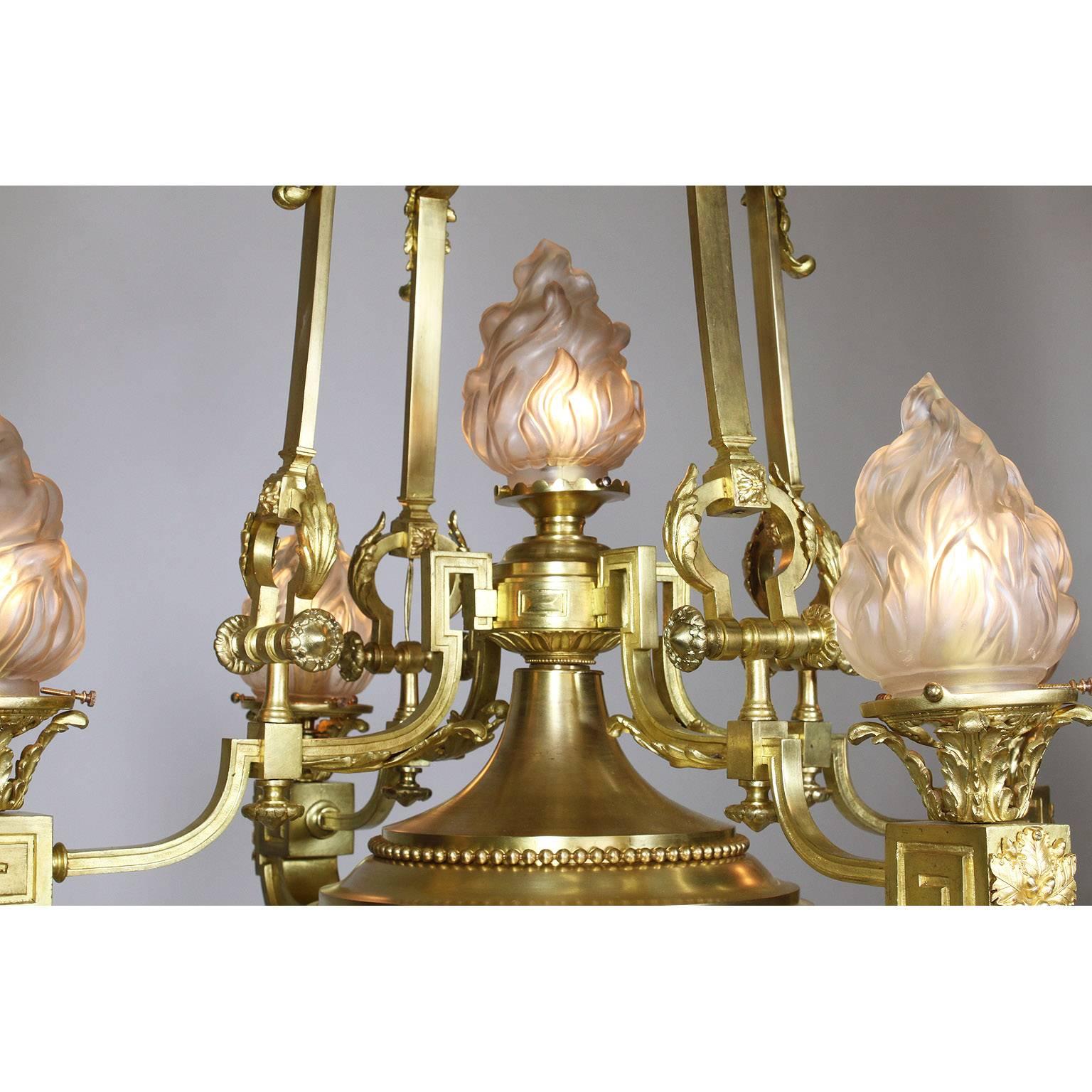 Fünf-Licht-Kronleuchter aus vergoldeter Bronze im neoklassischen Stil des 19. und 20. Jahrhunderts (Mattiert) im Angebot