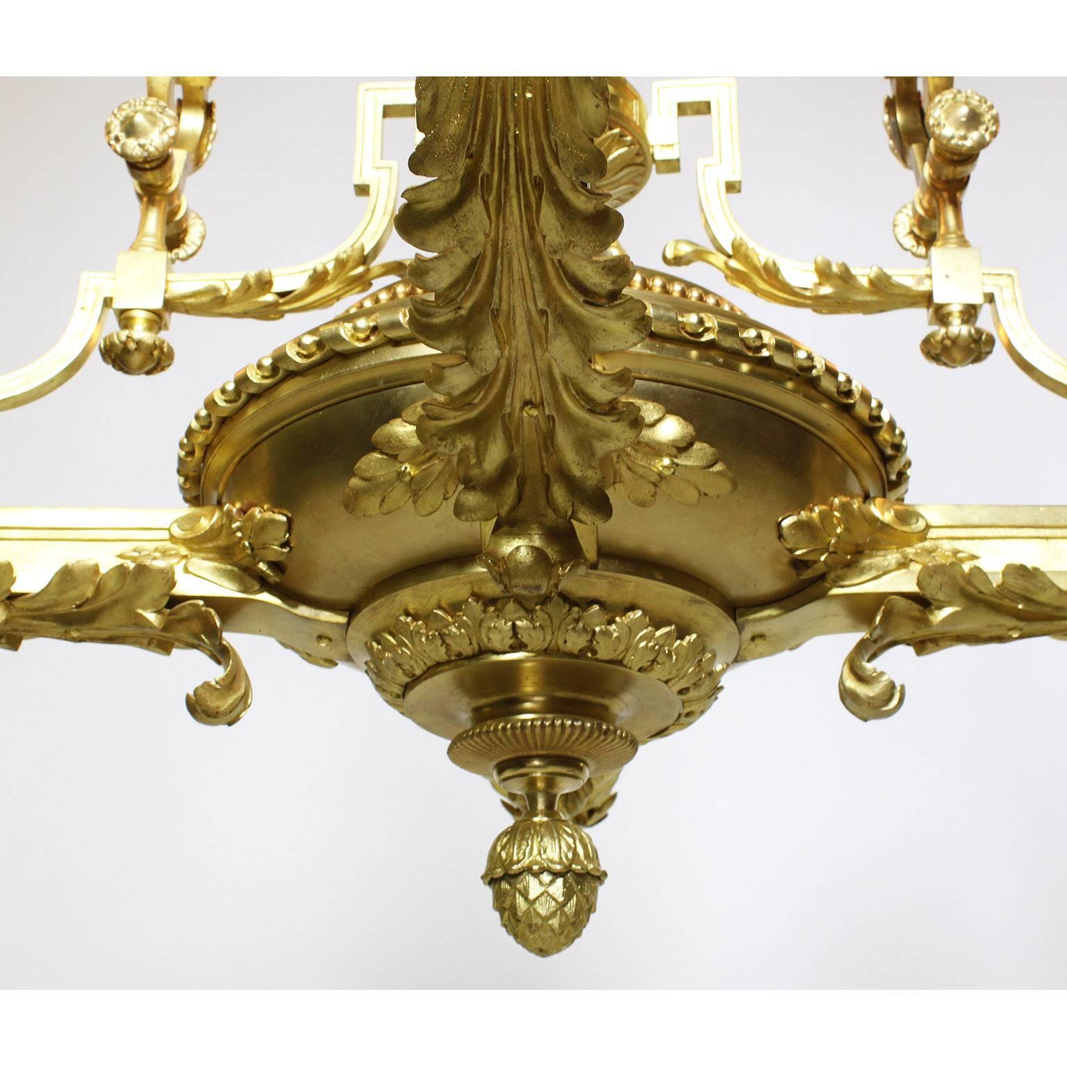 Début du 20ème siècle Lustre à cinq lumières en bronze doré de style néoclassique français du XIXe-XXe siècle en vente