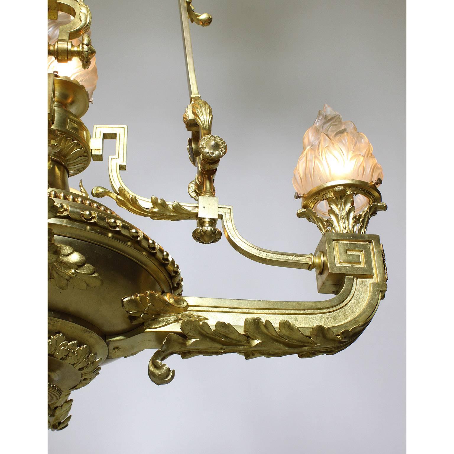Verre brun Lustre à cinq lumières en bronze doré de style néoclassique français du XIXe-XXe siècle en vente