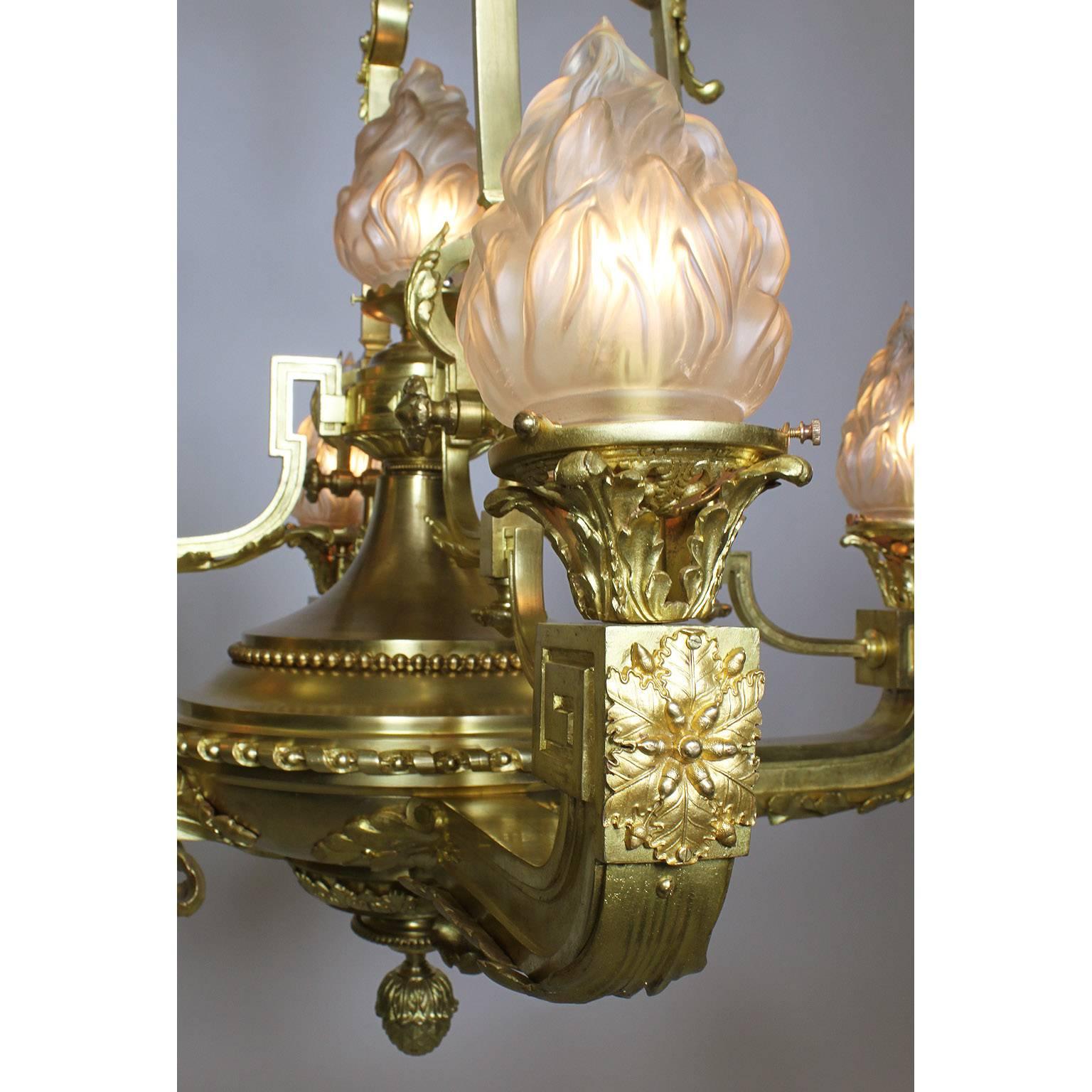 Lustre à cinq lumières en bronze doré de style néoclassique français du XIXe-XXe siècle en vente 1