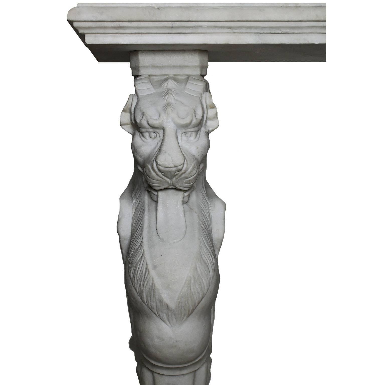 Italienische geschnitzte italienische Wandkonsole aus Carrara-Marmor im neoklassischen Stil des 19. Jahrhunderts mit Löwen (Neoklassisches Revival) im Angebot