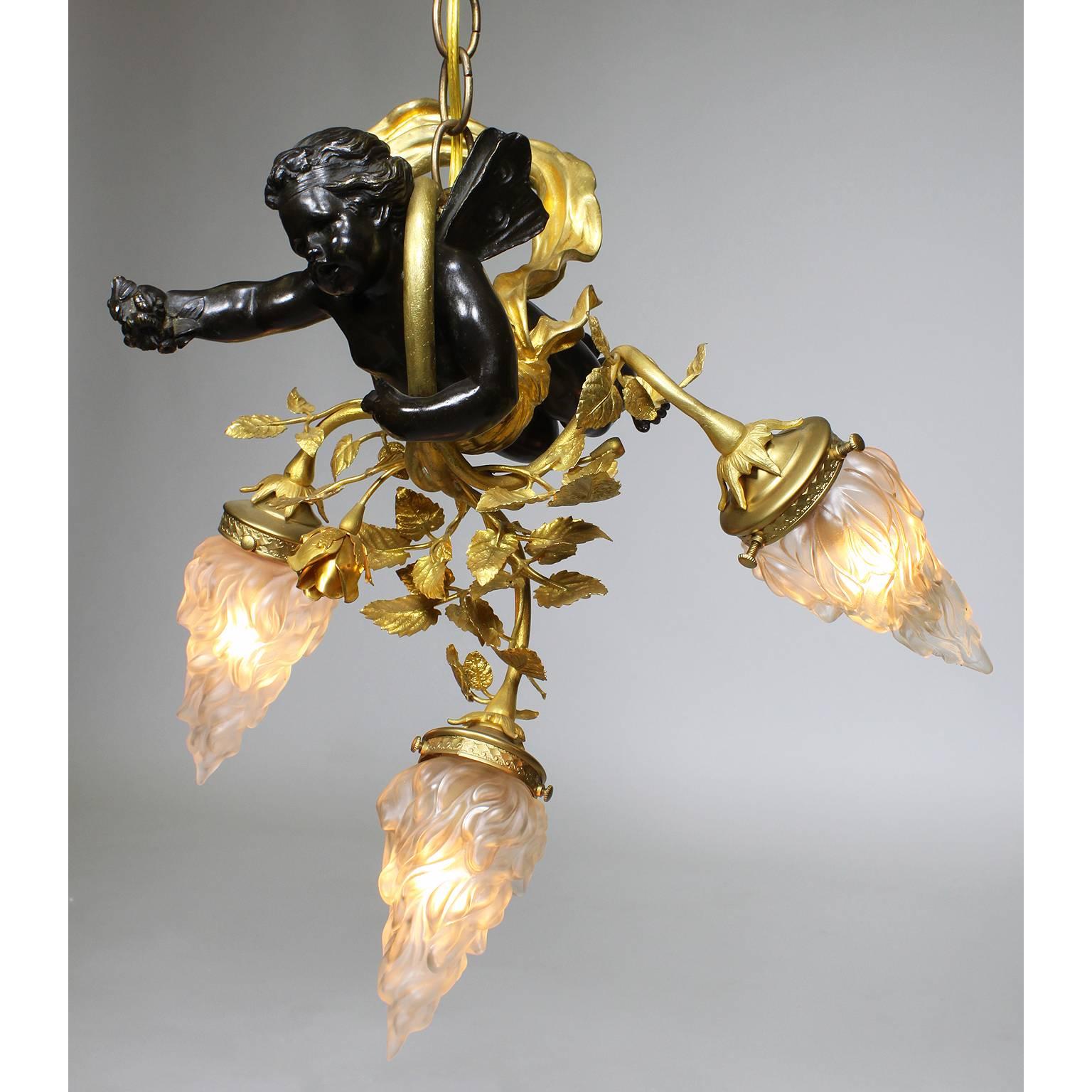 Belle Époque Lustre français Belle poque en bronze patiné et doré représentant un chérubin trônant en métal en vente