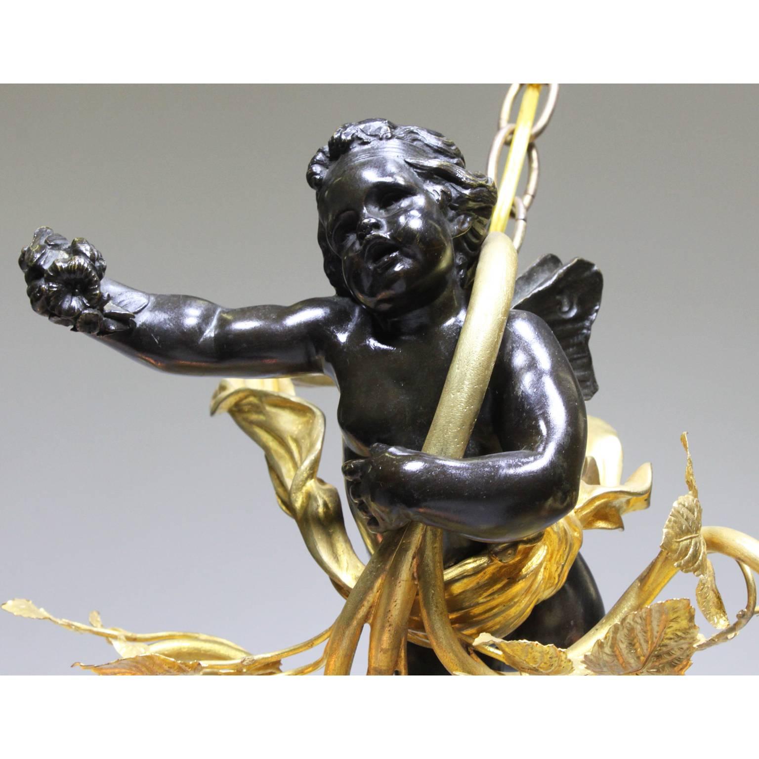 Patiné Lustre français Belle poque en bronze patiné et doré représentant un chérubin trônant en métal en vente