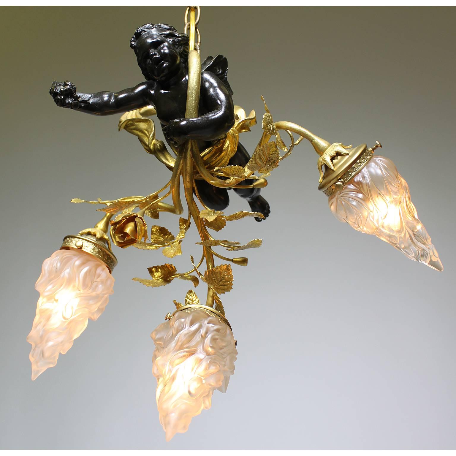Early 20th Century French Belle Époque Patinated and Gilt Bronze & Metal Hovering Cherub Chandelier For Sale