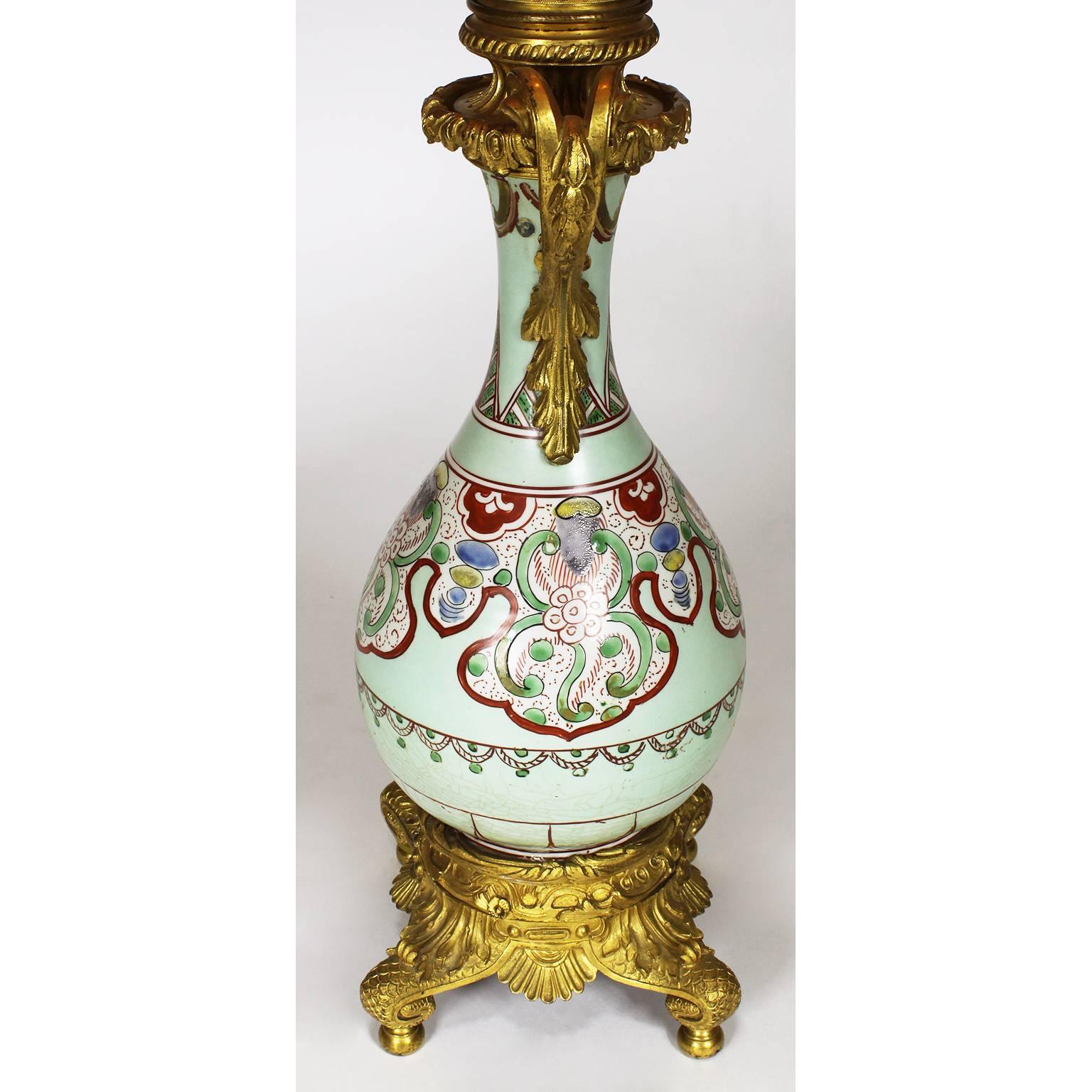 Peint à la main Paire de vases en porcelaine chinoise du 19e siècle montés sur bronze doré Lampes à huile en vente