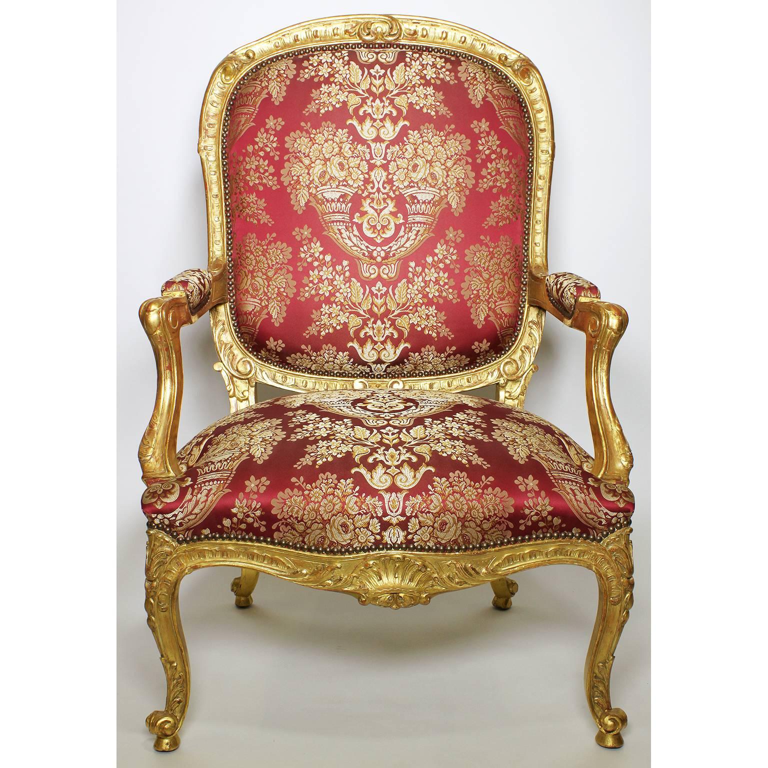 XIXe siècle Suite de salon de cinq pièces de style Louis XV du 19ème siècle en bois doré sculpté en vente