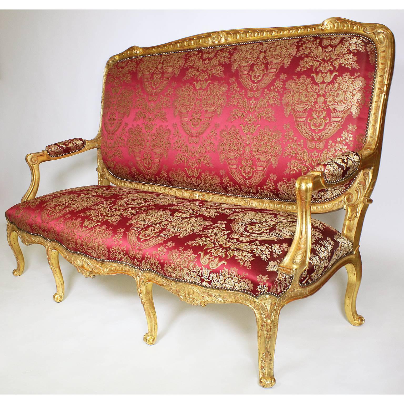 Fünfteilige, palastartige Salon-Suite aus geschnitztem vergoldetem Holz im Louis-XV-Stil des 19. Jahrhunderts (Vergoldet) im Angebot