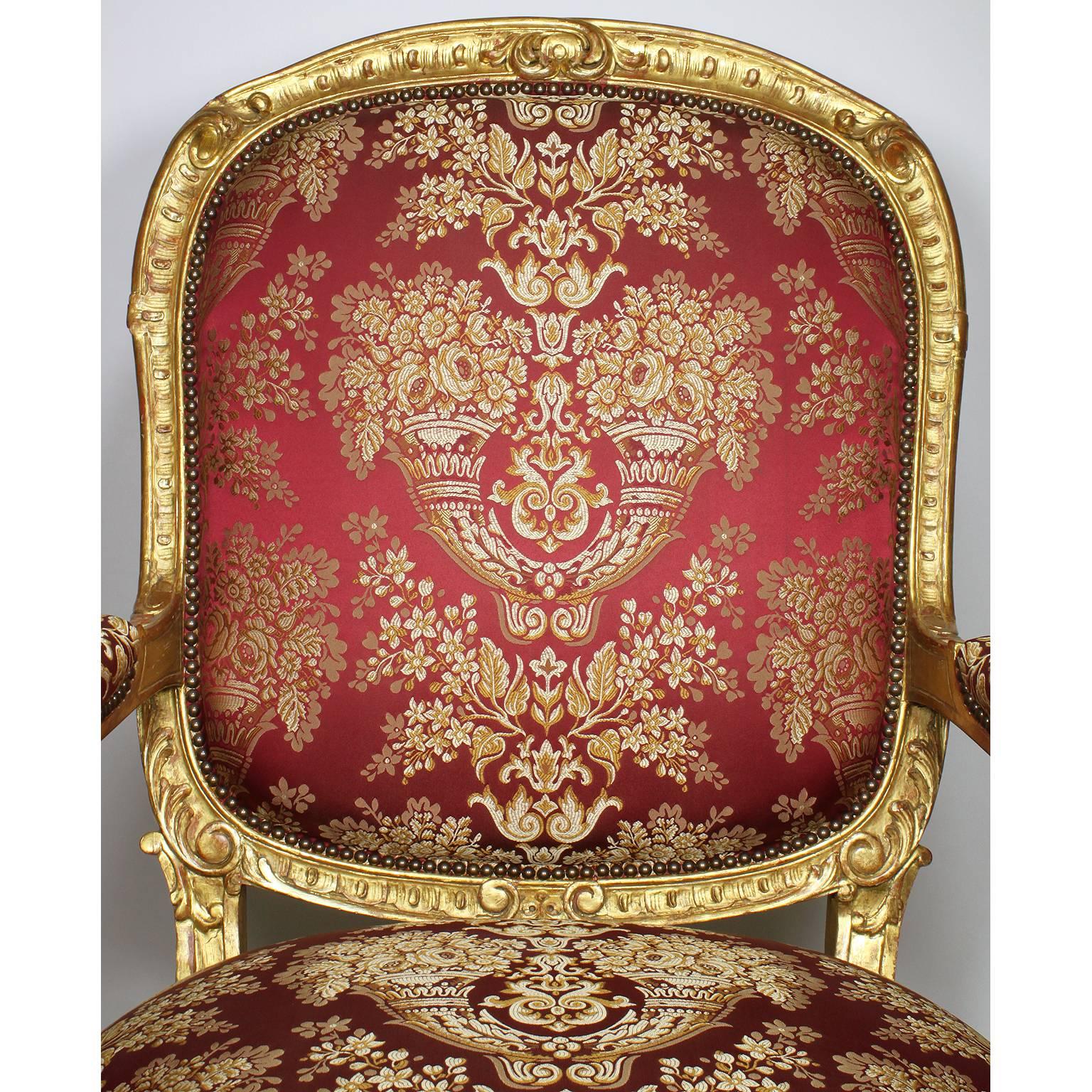 Tissu Suite de salon de cinq pièces de style Louis XV du 19ème siècle en bois doré sculpté en vente
