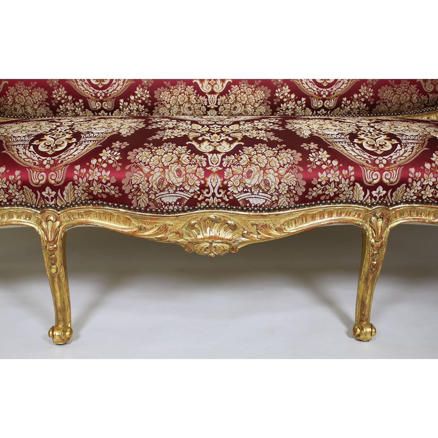 Doré Suite de salon de cinq pièces de style Louis XV du 19ème siècle en bois doré sculpté en vente