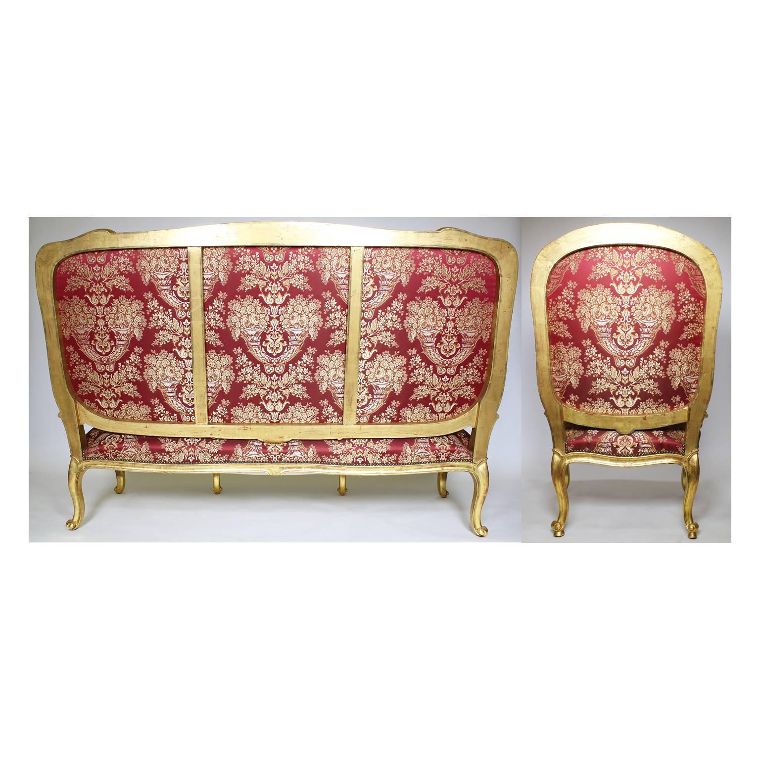 Suite de salon de cinq pièces de style Louis XV du 19ème siècle en bois doré sculpté en vente 3