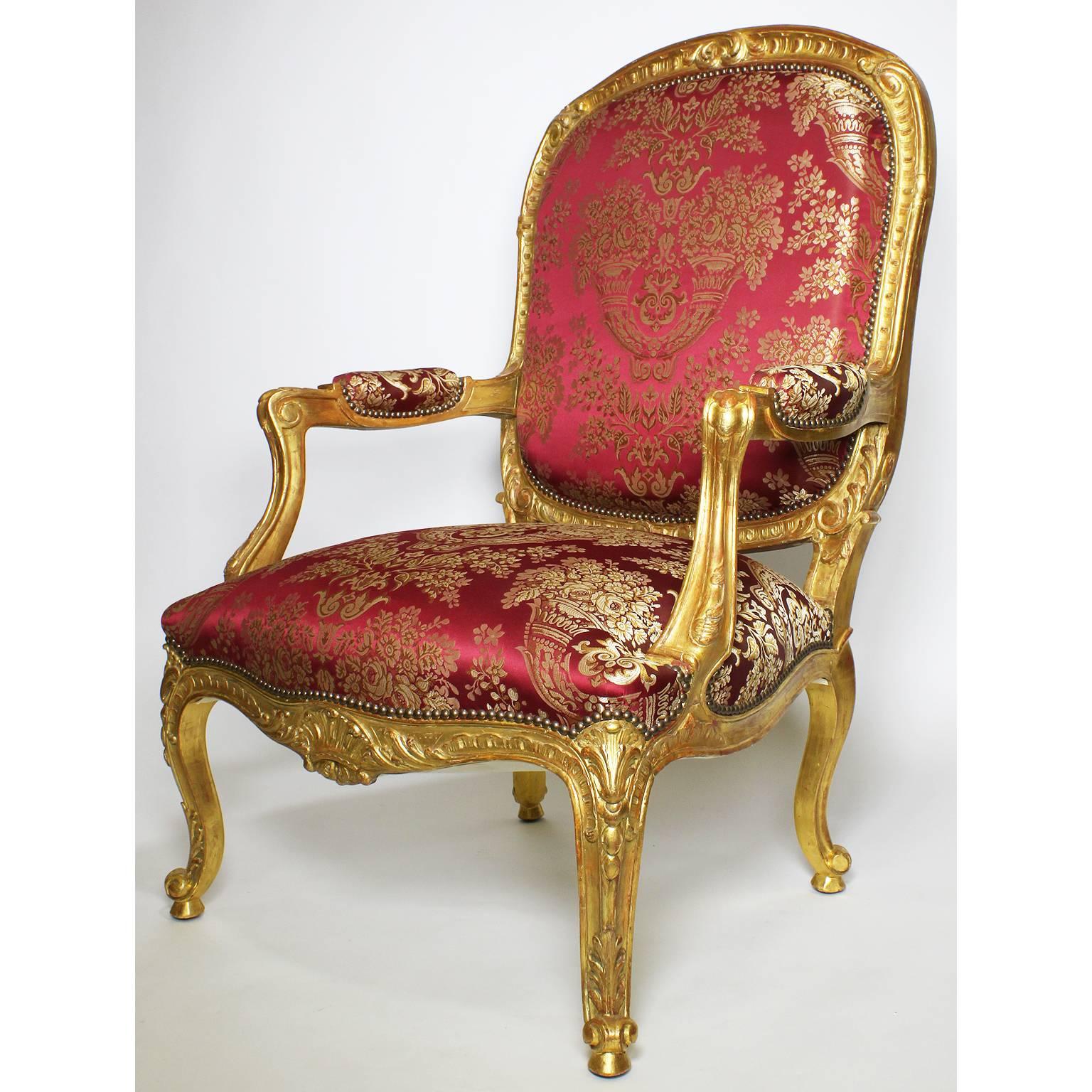 Suite de salon de cinq pièces de style Louis XV du 19ème siècle en bois doré sculpté en vente 2