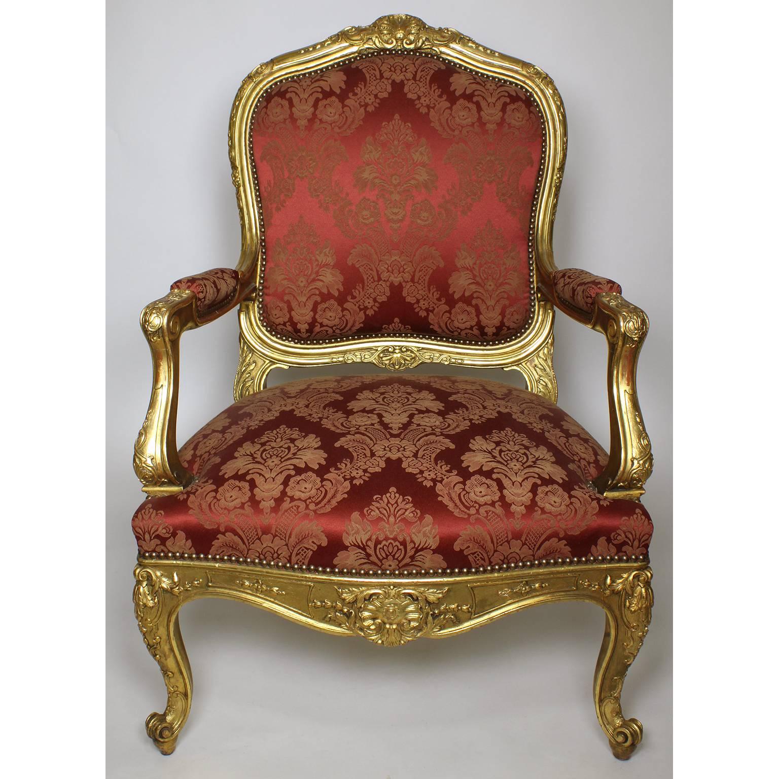 Dreiteilige, palastartige Salon-Suite aus geschnitztem vergoldetem Holz im Louis-XV-Stil des 19. Jahrhunderts (Handgeschnitzt) im Angebot