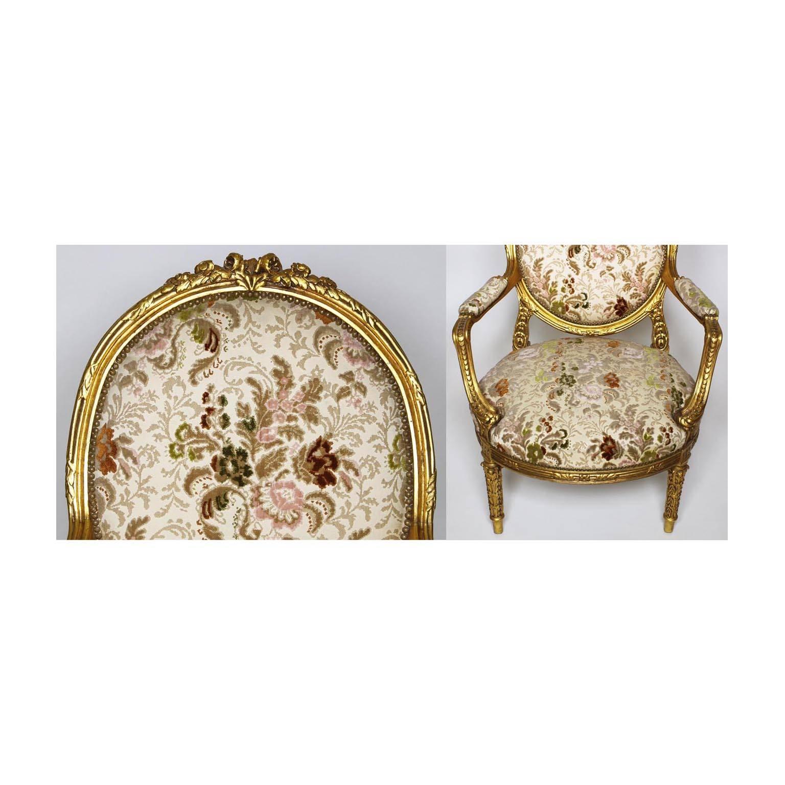 Französisch 19-20. Jahrhundert Louis XV Stil Giltwood geschnitzt Fünf-Piece Salon Suite (Frühes 20. Jahrhundert) im Angebot